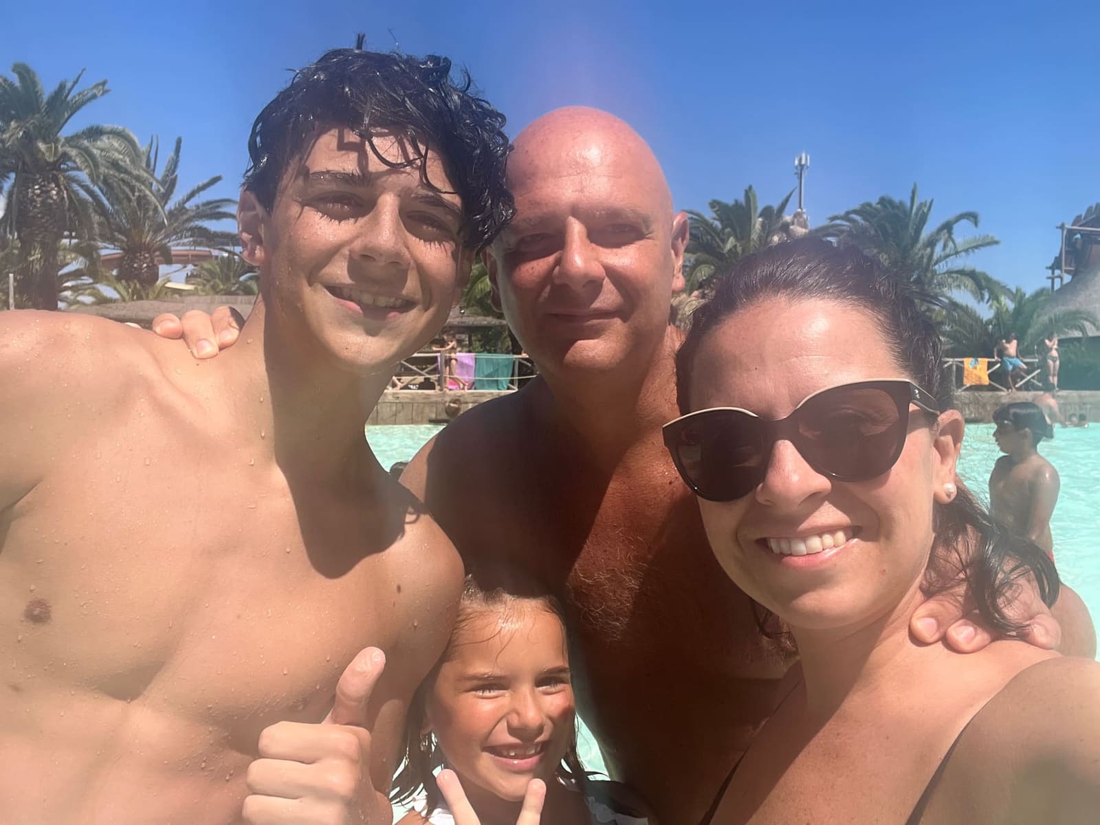 eccoci tutti e quattro in piscina, con il pollice in su di nostro figlio