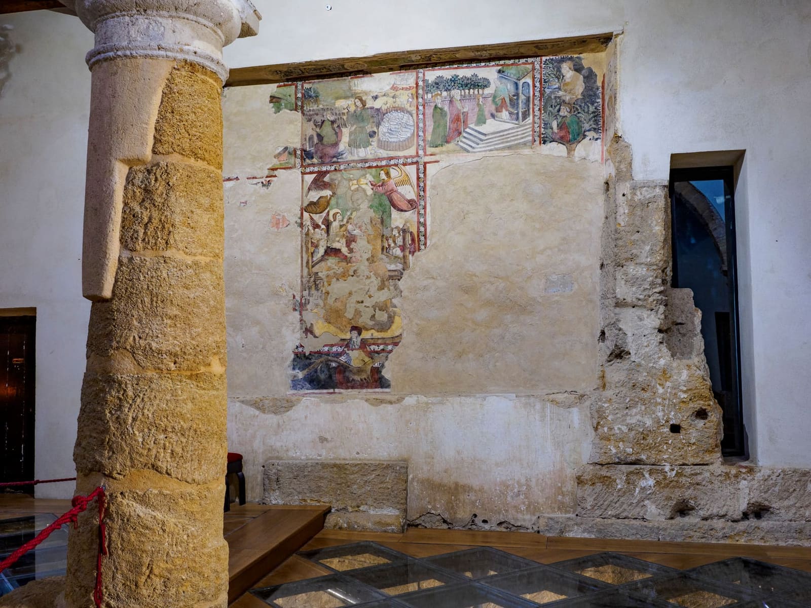 dentro Santa Maria dei Greci, i resti di un affresco del Trecento sulla parete bianca