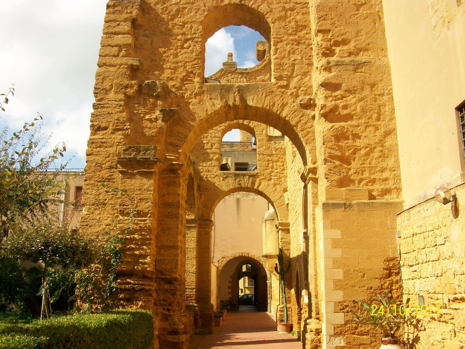 gli archi di pietra dorata del monastero di Santo Spirito, uno dentro l'altro fino al cortile