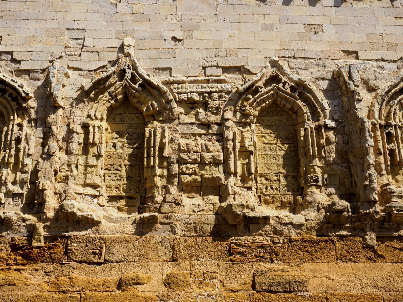 gli archi ciechi gotici sul campanile di San Gerlando, con la pietra consumata dal tempo