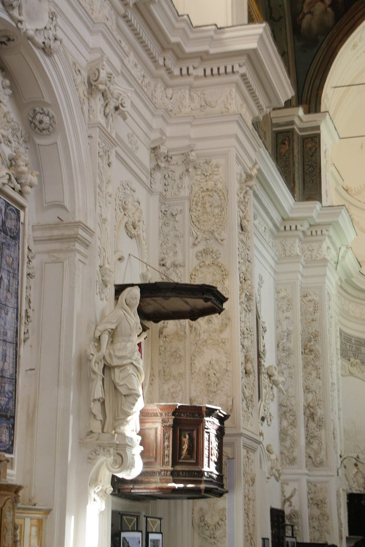 in San Lorenzo die Tugenden aus weißem Stuck der Serpotta entlang des Kirchenschiffs, mit der hölzernen Kanzel