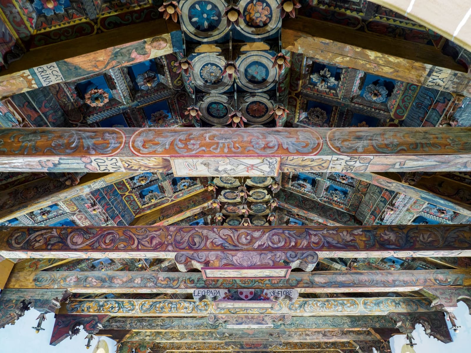 il soffitto di legno dipinto della cattedrale, con le travi decorate e i cassettoni blu e oro