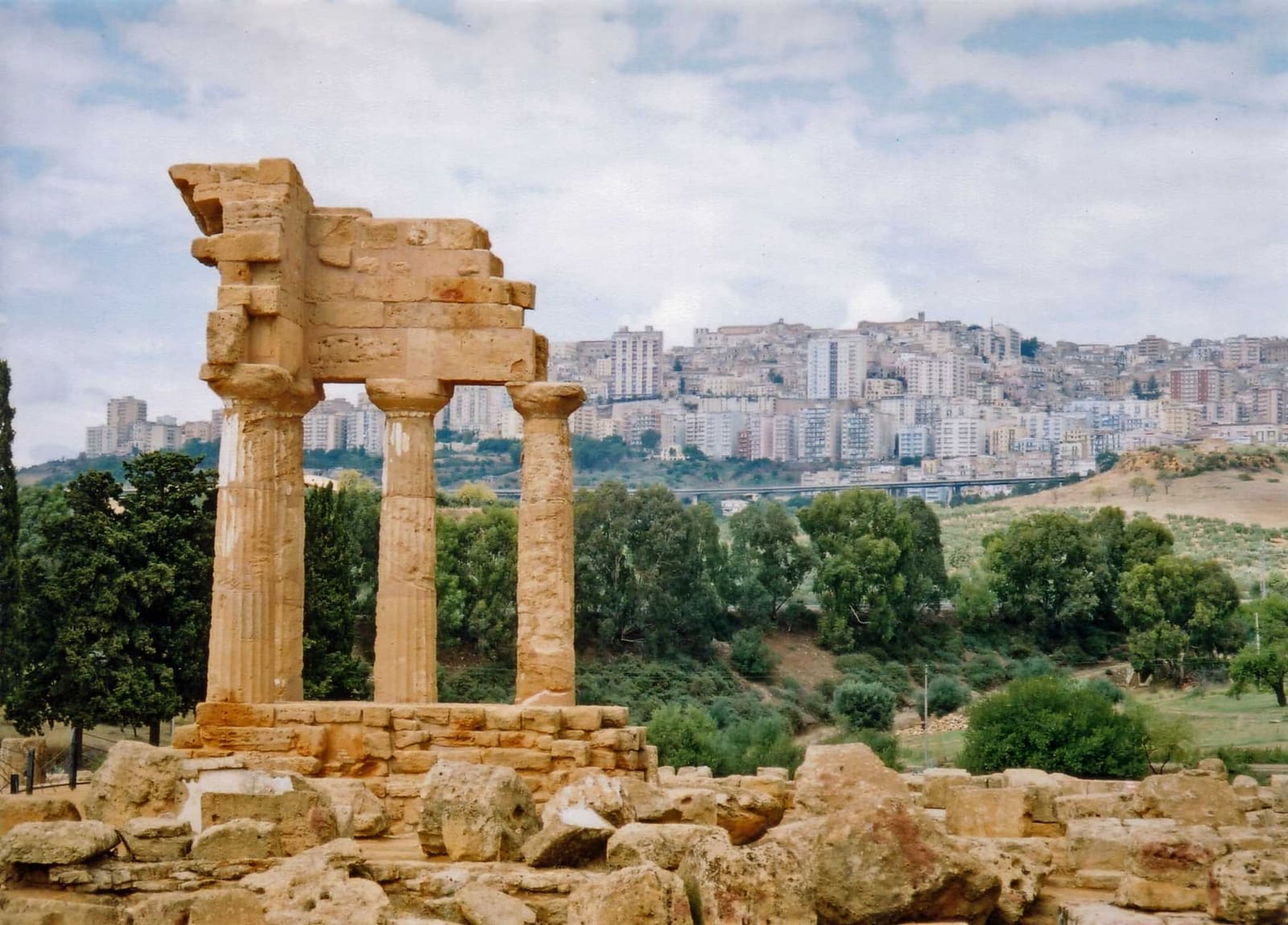 le quattro colonne del tempio dei Dioscuri, rimontate nell'Ottocento, con i palazzi della città moderna sul colle