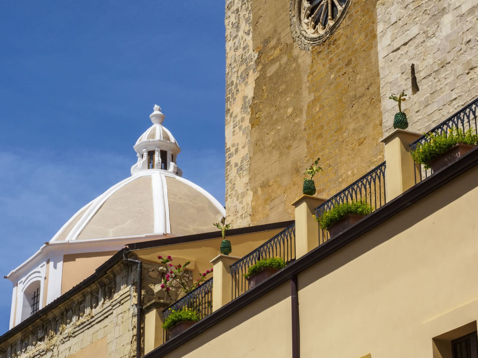 la cupola bianca e il fianco di pietra della cattedrale di San Gerlando, in cima al colle
