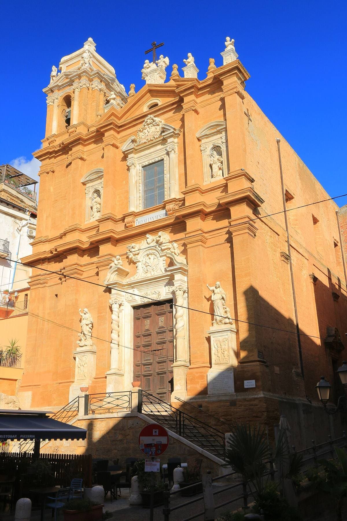 die Barockfassade von San Lorenzo, der Kirche del Purgatorio, über ihrer Freitreppe an der Via Atenea
