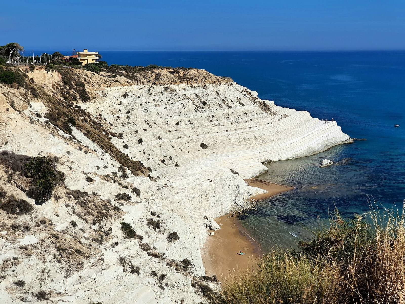 die Scala dei Turchi vom Aussichtspunkt oben auf der Steilküste gesehen, die weißen Stufen bis zum Strand hinab