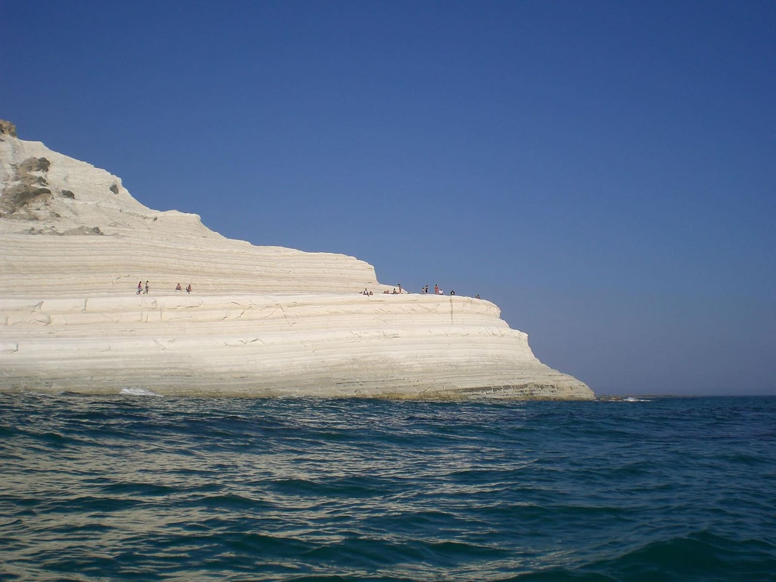 la Scala dei Turchi vista dal mare, la falesia bianca sopra l'acqua blu