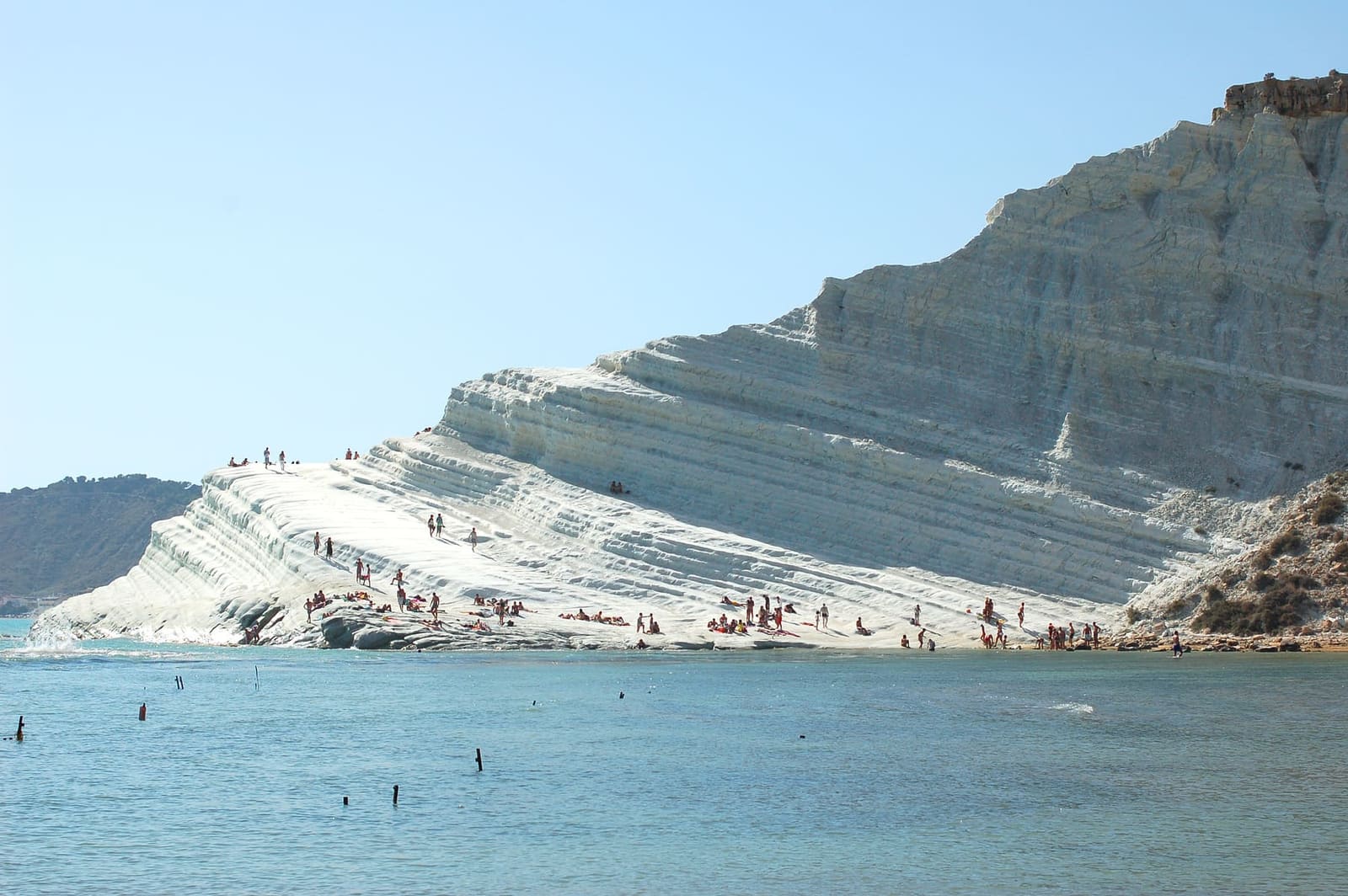la marna bianca della Scala dei Turchi scesa a gradoni fino al mare, in una fotografia del 2010, quando sui gradoni si camminava liberamente