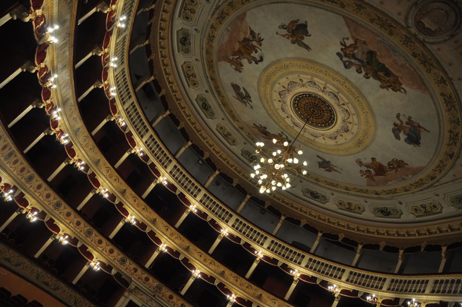 la volta dipinta del teatro Pirandello, con i palchi in cerchio e il lampadario al centro
