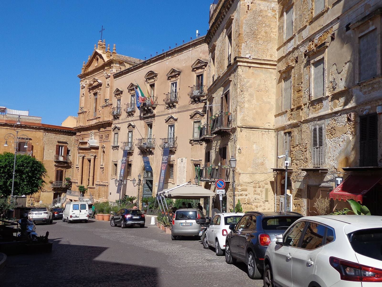 die Piazza Pirandello mit der Kirche San Domenico und daneben dem ehemaligen Kloster, in dem das Rathaus und der Eingang des Theaters liegen