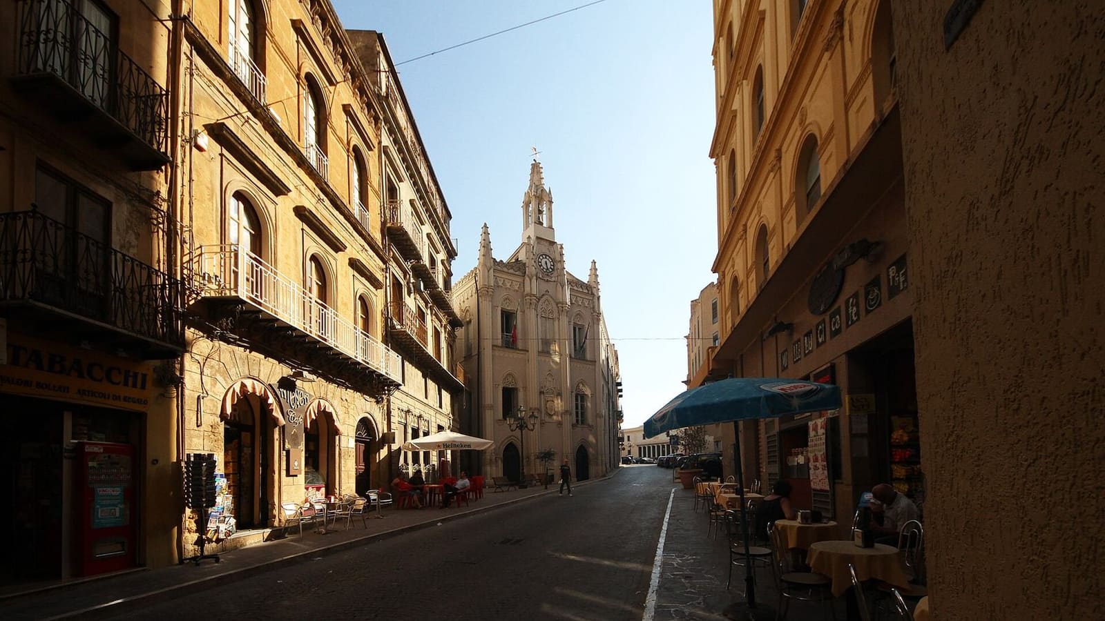die Via Atenea am Morgen, mit den Tischen der Bars und am Ende der neugotischen Fassade der Handelskammer