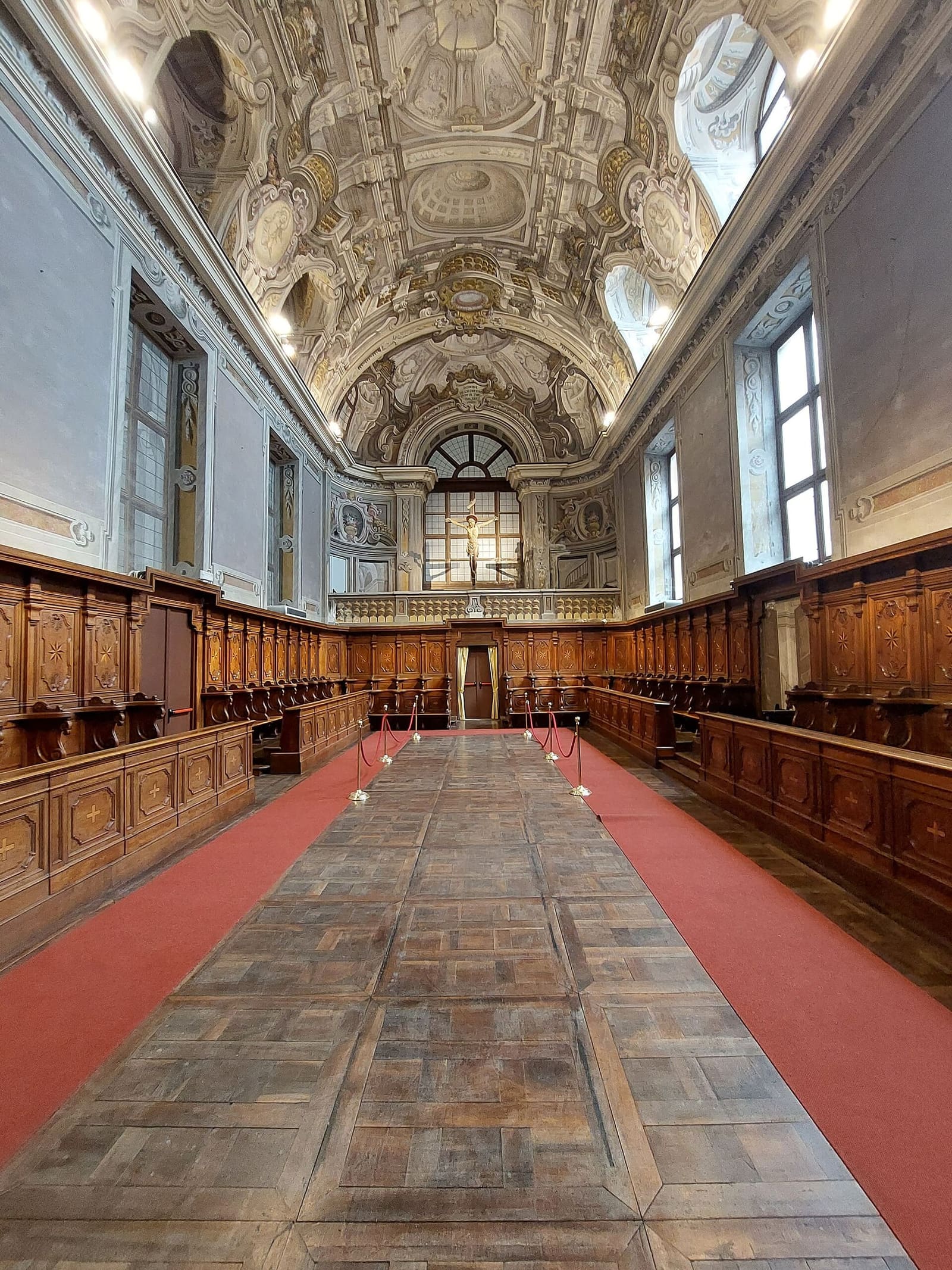 il coro della Maddalena, la sala lunga con gli stalli di legno e la volta dipinta