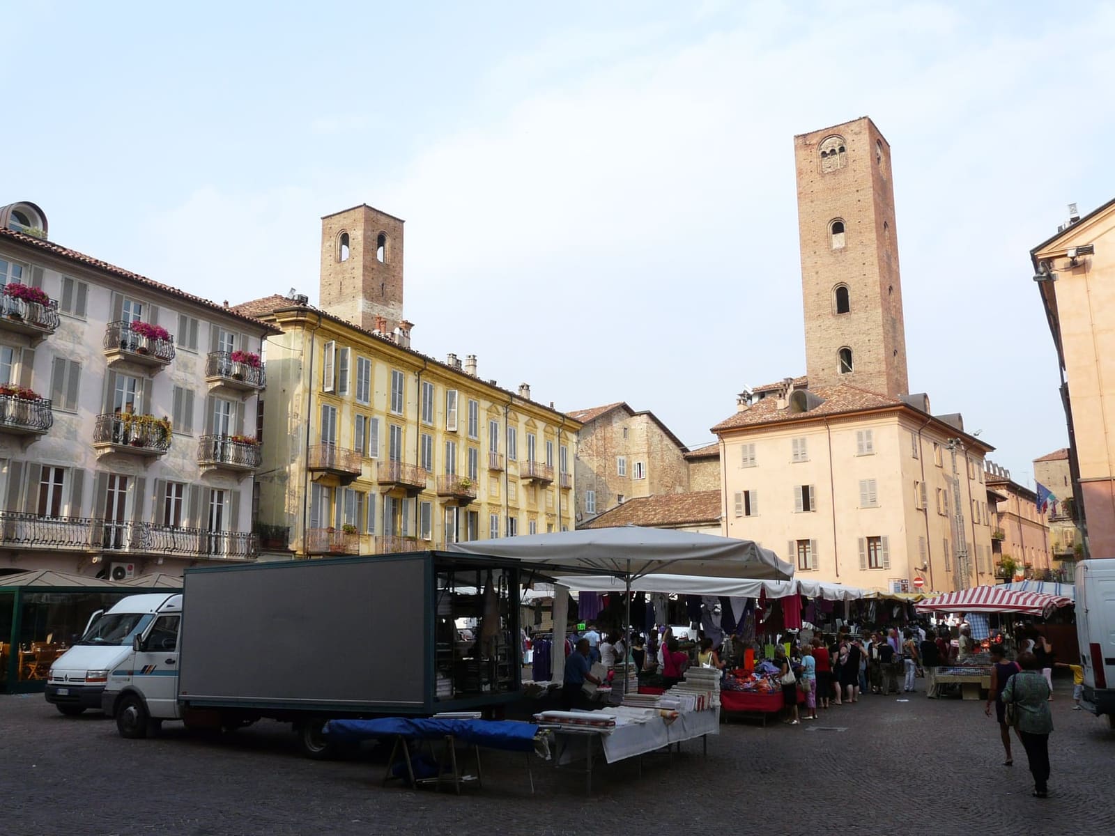le bancarelle del mercato del sabato in Piazza Risorgimento, sotto le torri