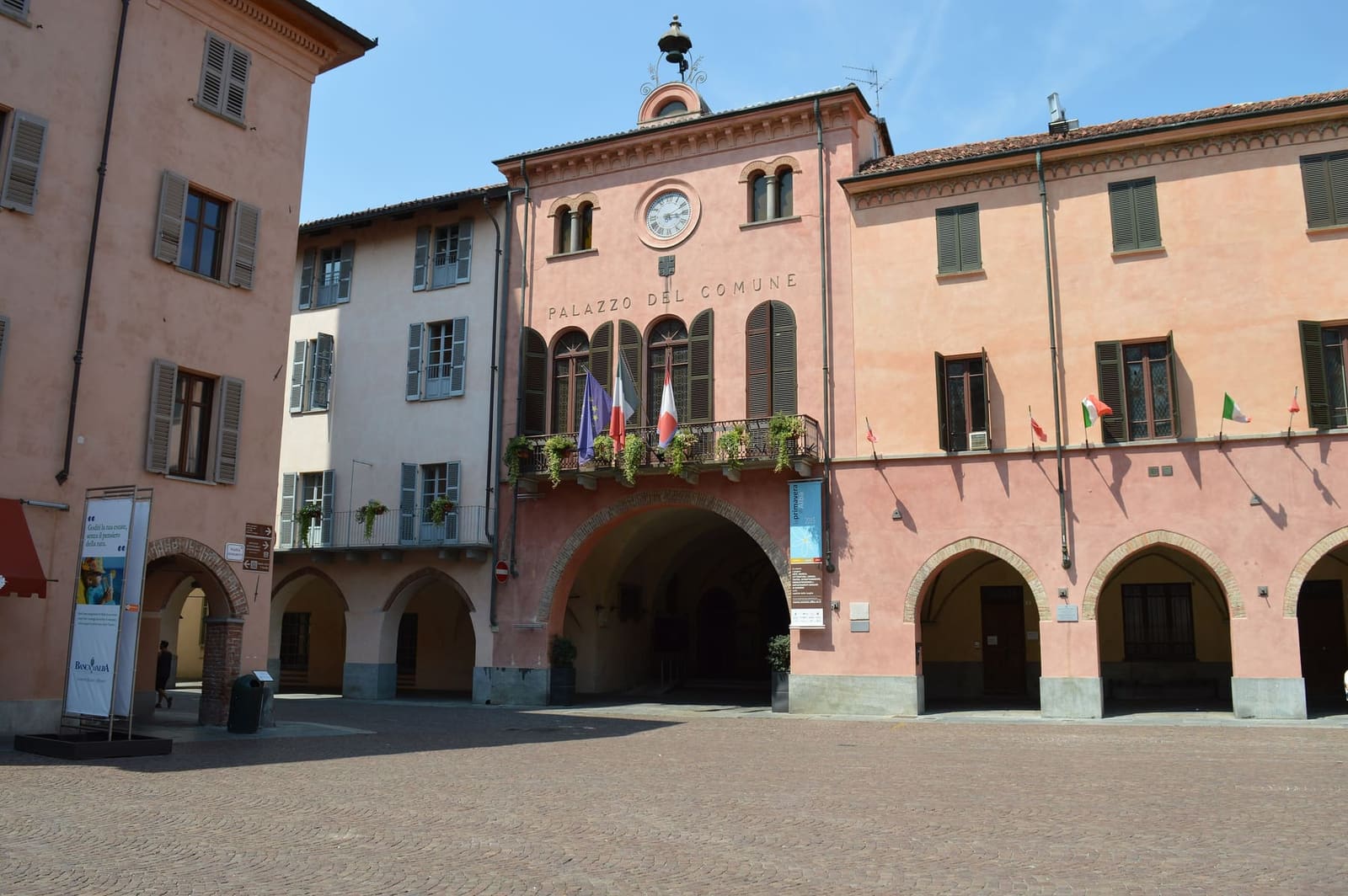 il Palazzo Comunale su Piazza Risorgimento, con l'orologio e il portico