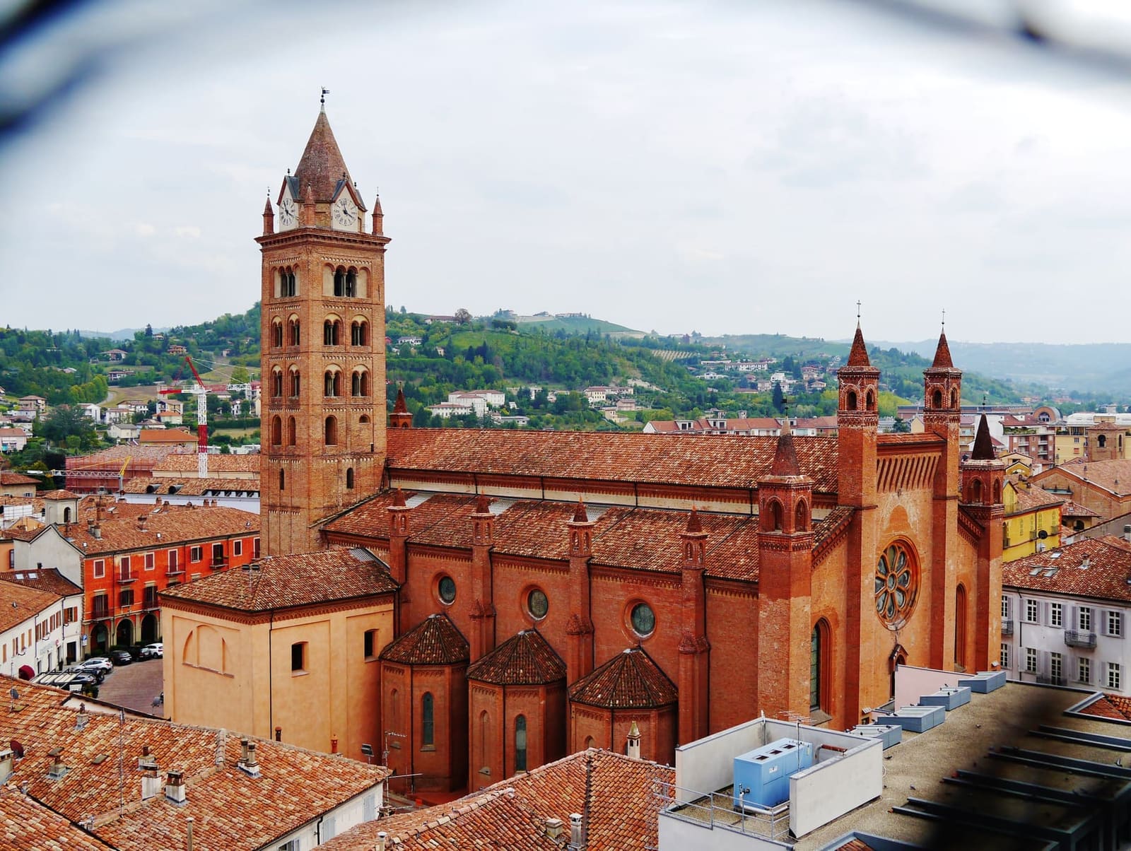 la cattedrale di San Lorenzo dal campanile di San Giuseppe, con le colline dietro