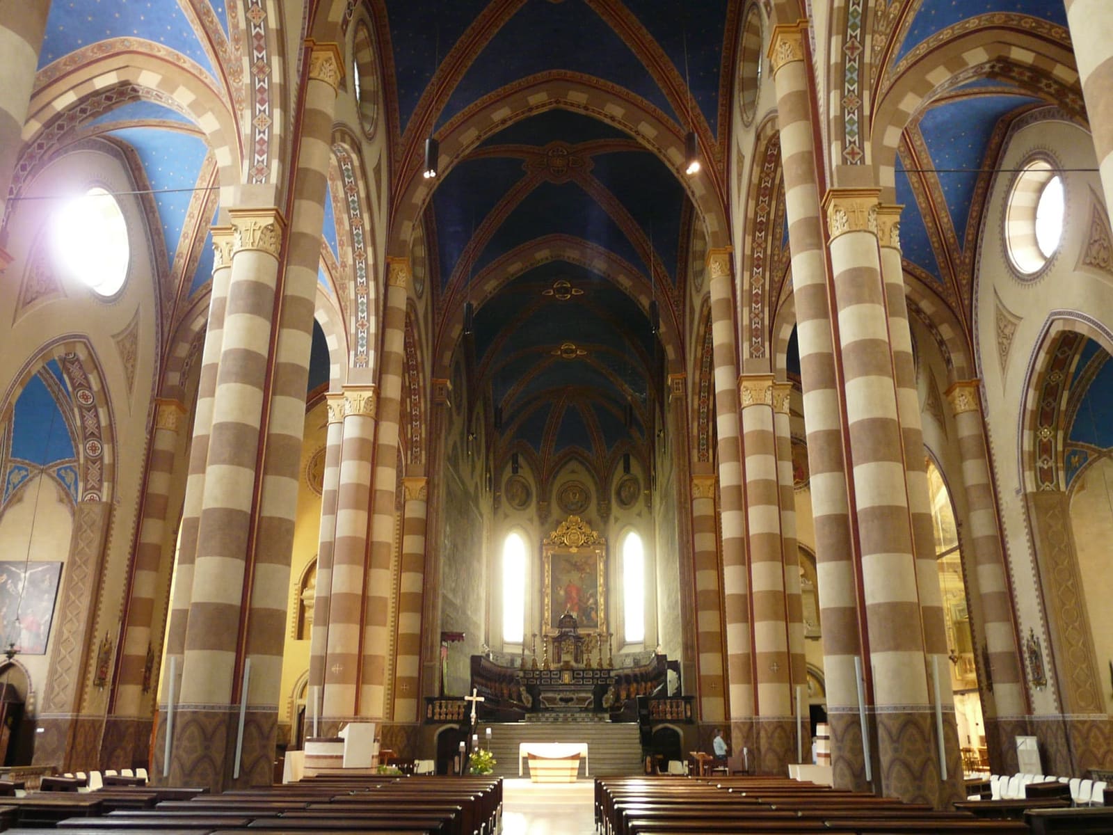 la navata centrale della cattedrale, con le colonne a fasce e le volte blu stellate