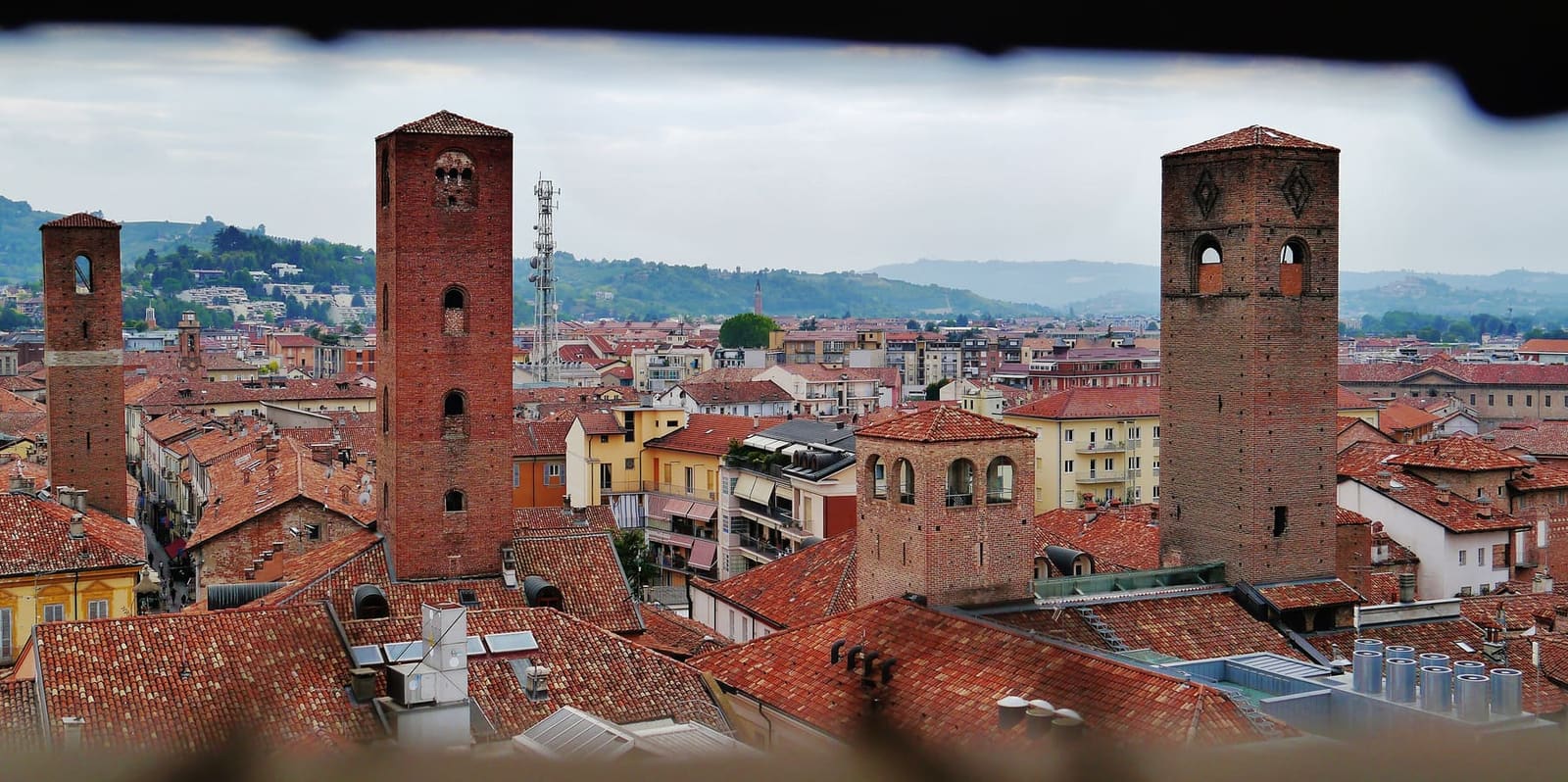le torri di Alba viste dal campanile di San Giuseppe, sopra i tetti rossi