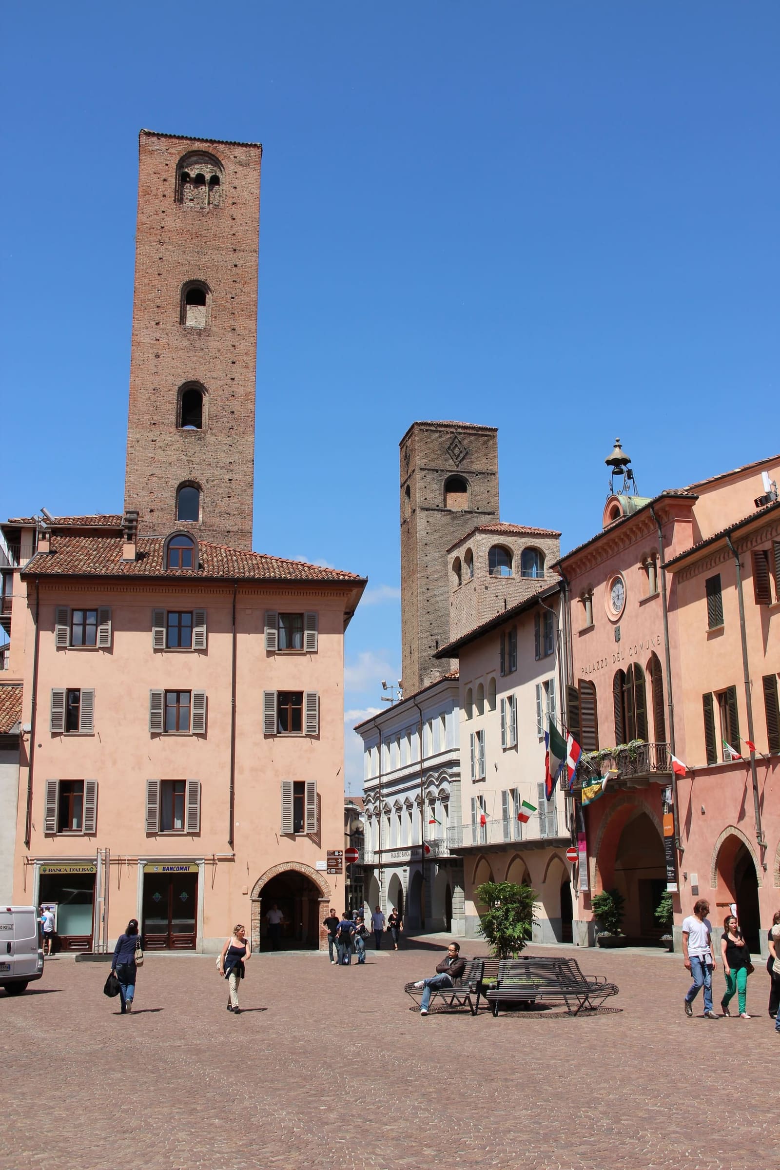 due torri medievali che spuntano sopra i palazzi di Piazza Risorgimento