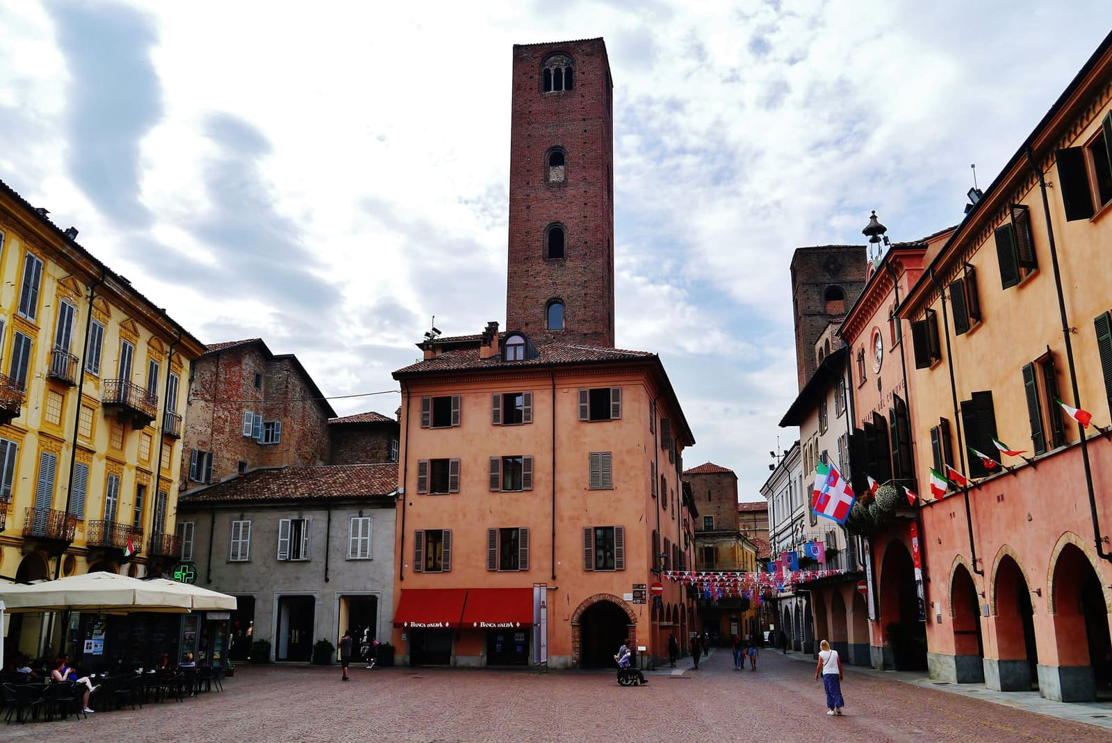 Piazza Risorgimento con i portici del municipio a destra e le torri medievali sopra le case