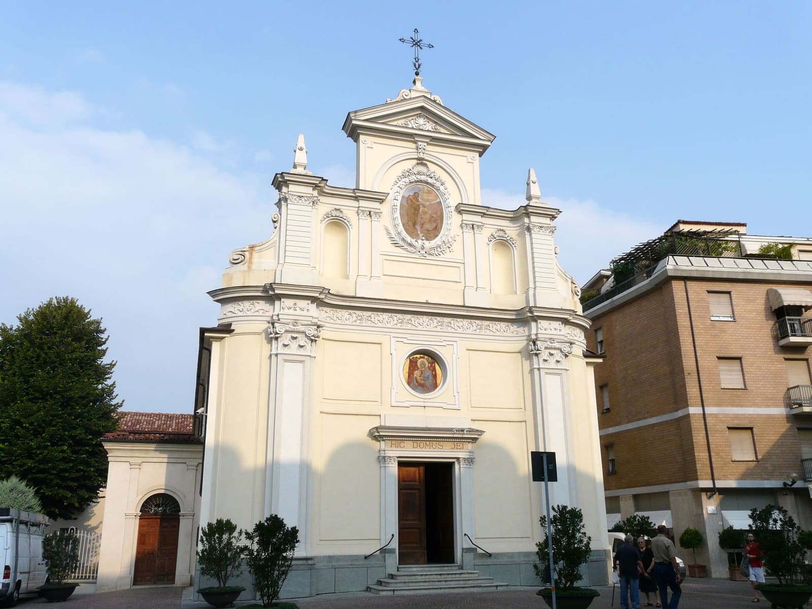 la facciata chiara di San Giovanni Battista, sulla piazza