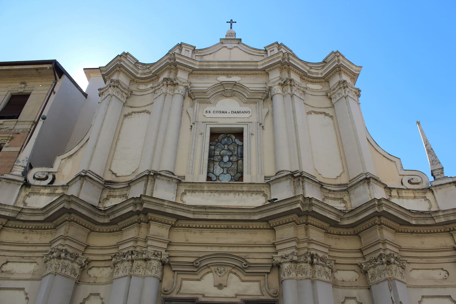 la facciata barocca dei Santi Cosma e Damiano, vista da sotto