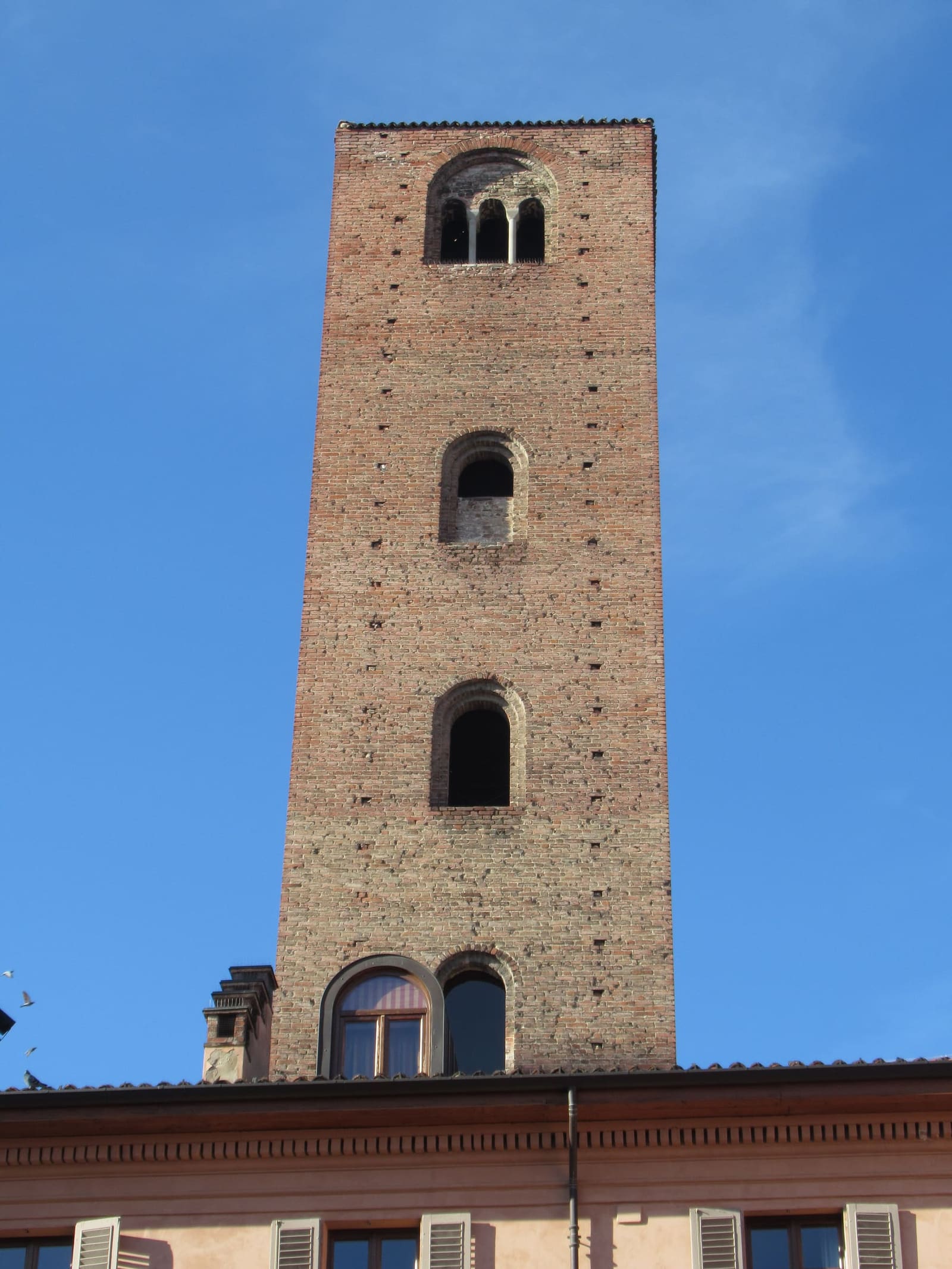 una delle torri di Alba, di mattoni, con le bifore in cima