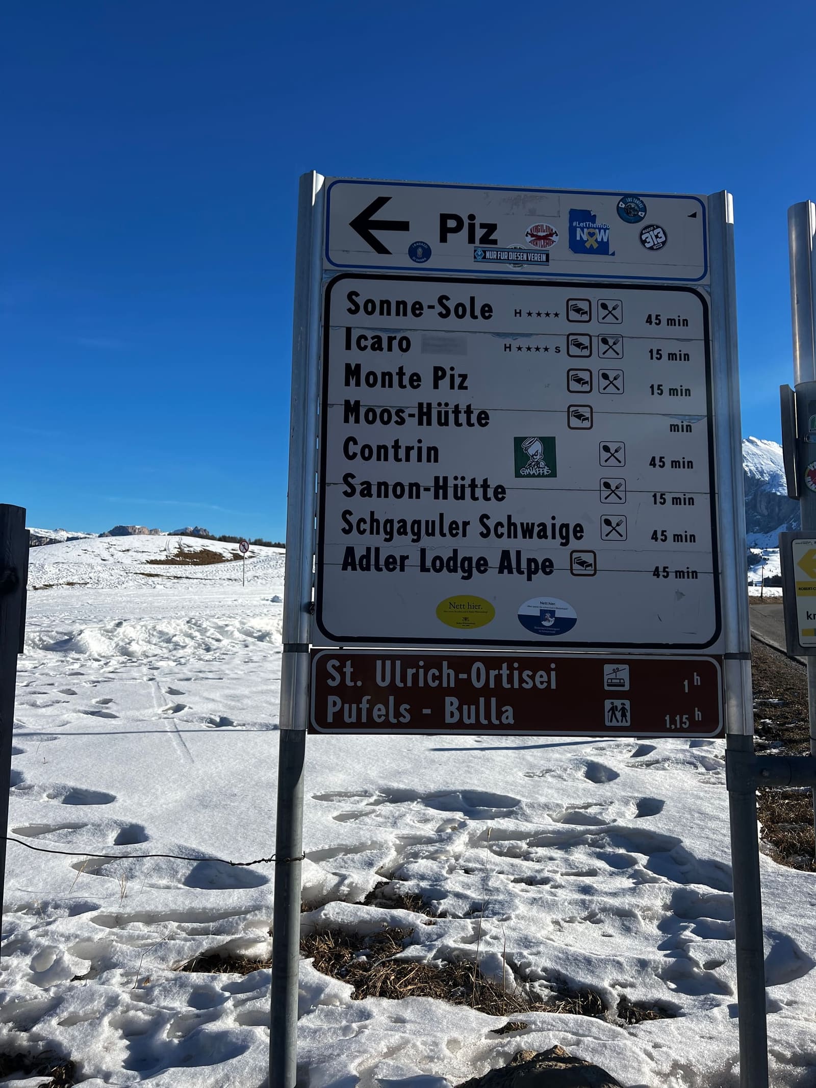il cartello di Piz con i tempi per le malghe: Sonne, Icaro, Monte Piz, Sanon, Adler Lodge