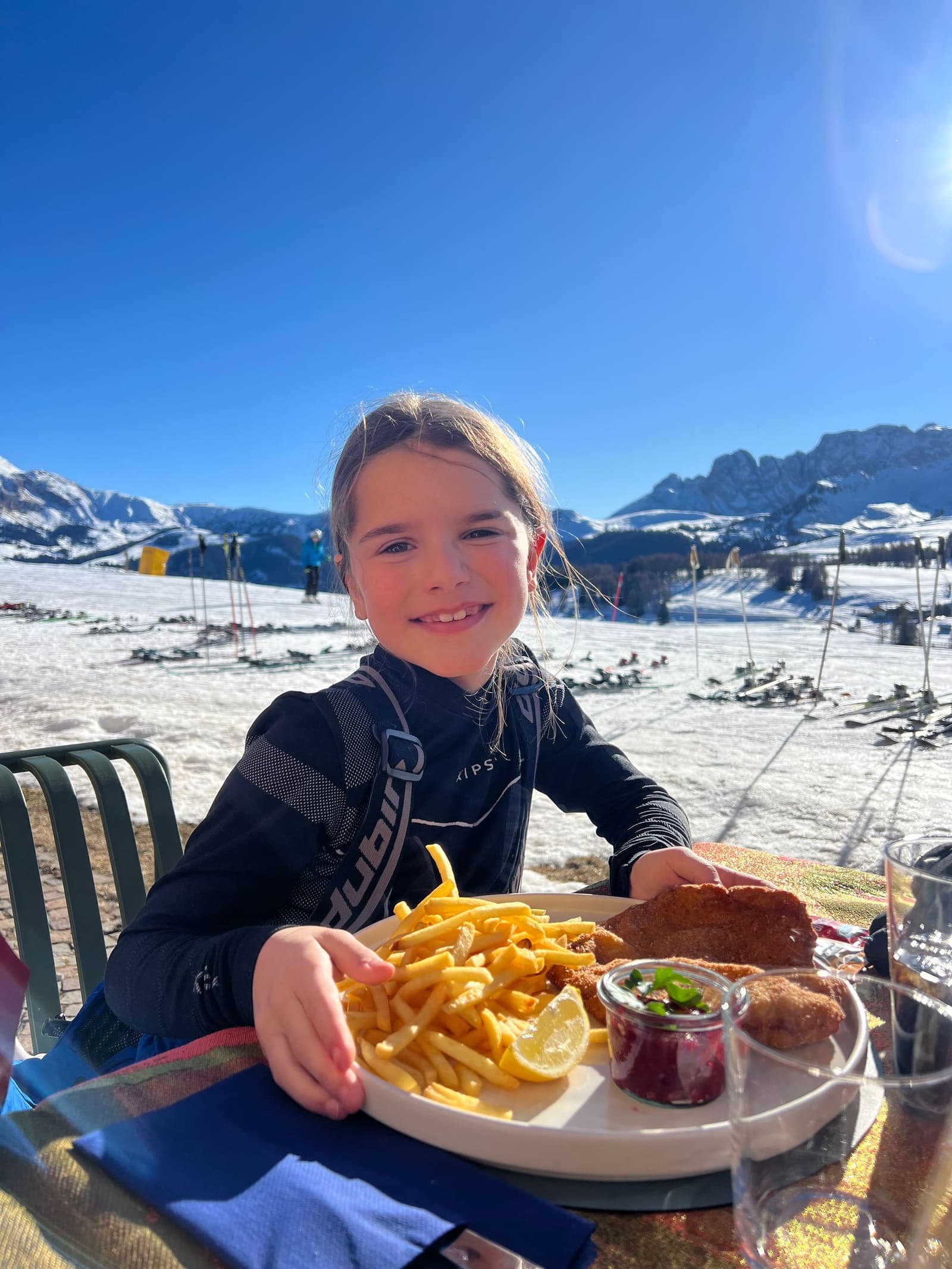 Letizia e la sua cotoletta con le patatine, sulla terrazza al sole