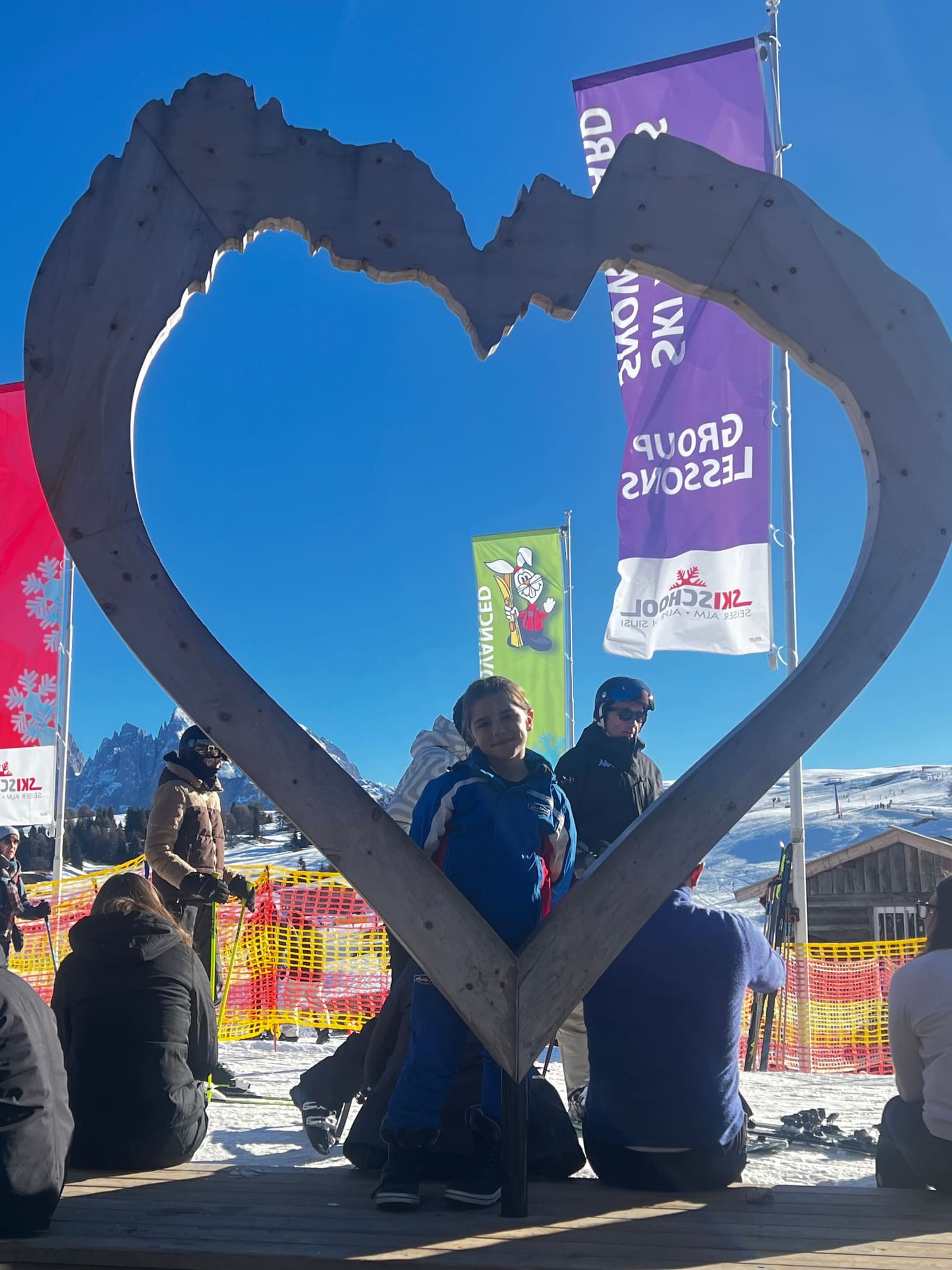 Letizia dentro il grande cuore di legno della scuola di sci, a Compatsch