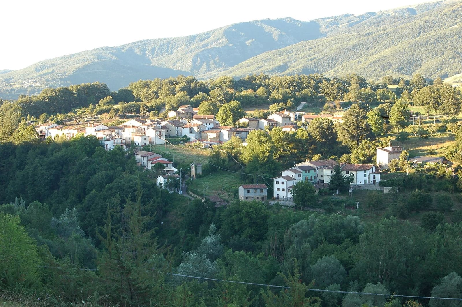 Cornillo Vecchio, eine der Ville von Amatrice, unter den Wäldern der Laga im August 2011