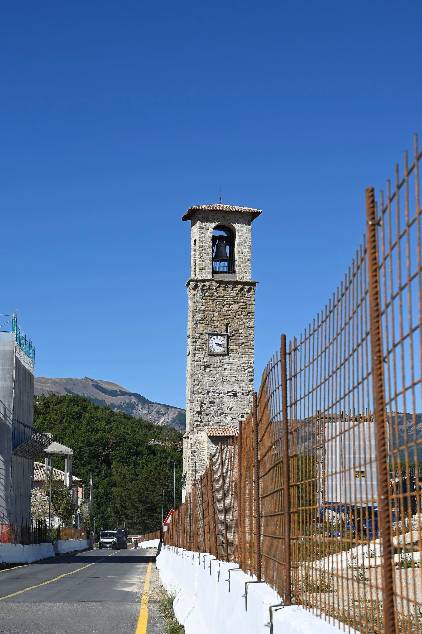 der Corso Umberto I im September 2026, mit dem Stadtturm und den Absperrungen der Baustellen