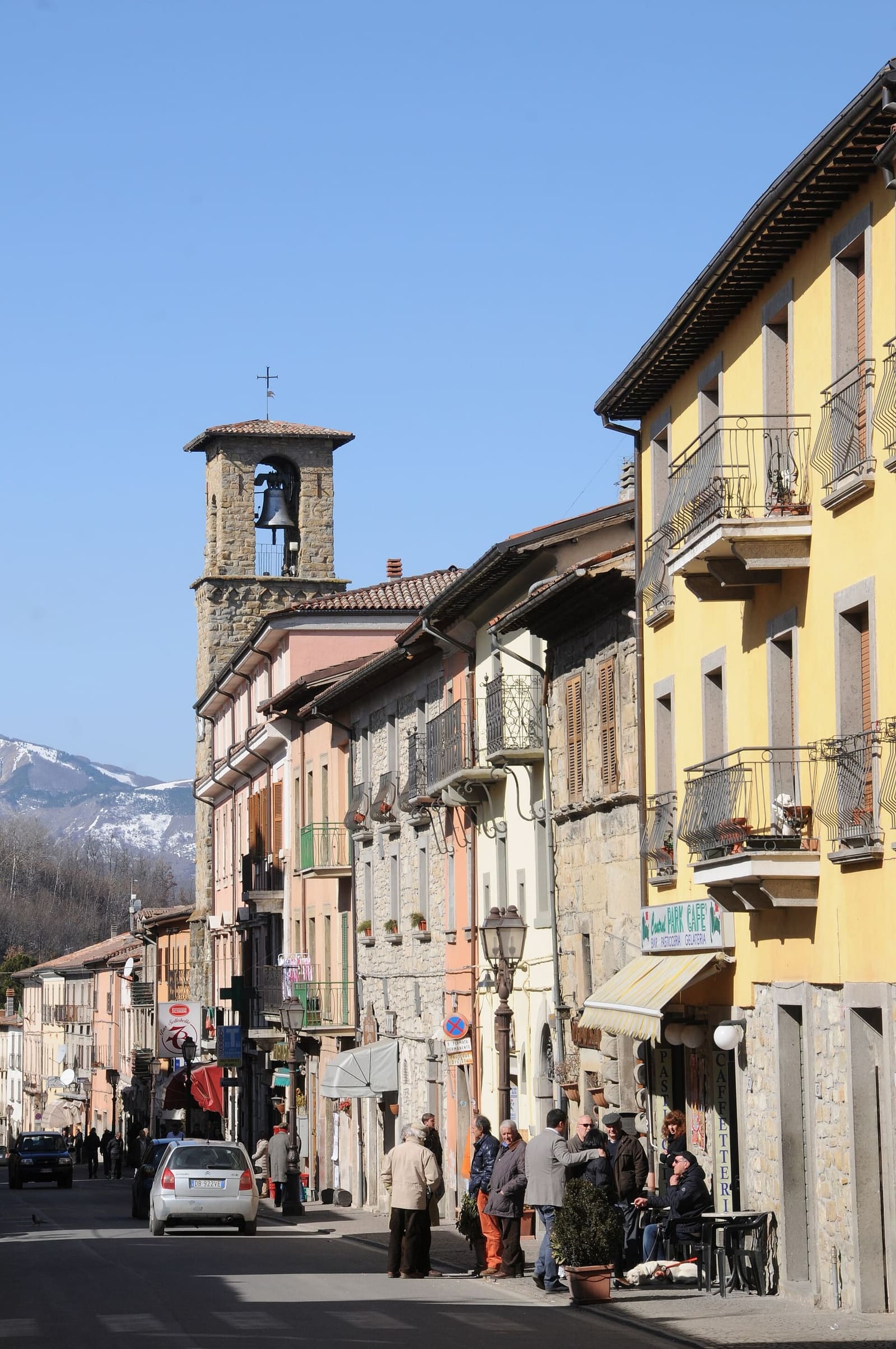 der Corso Umberto I 2012, vor dem Erdbeben, mit dem Stadtturm im Hintergrund