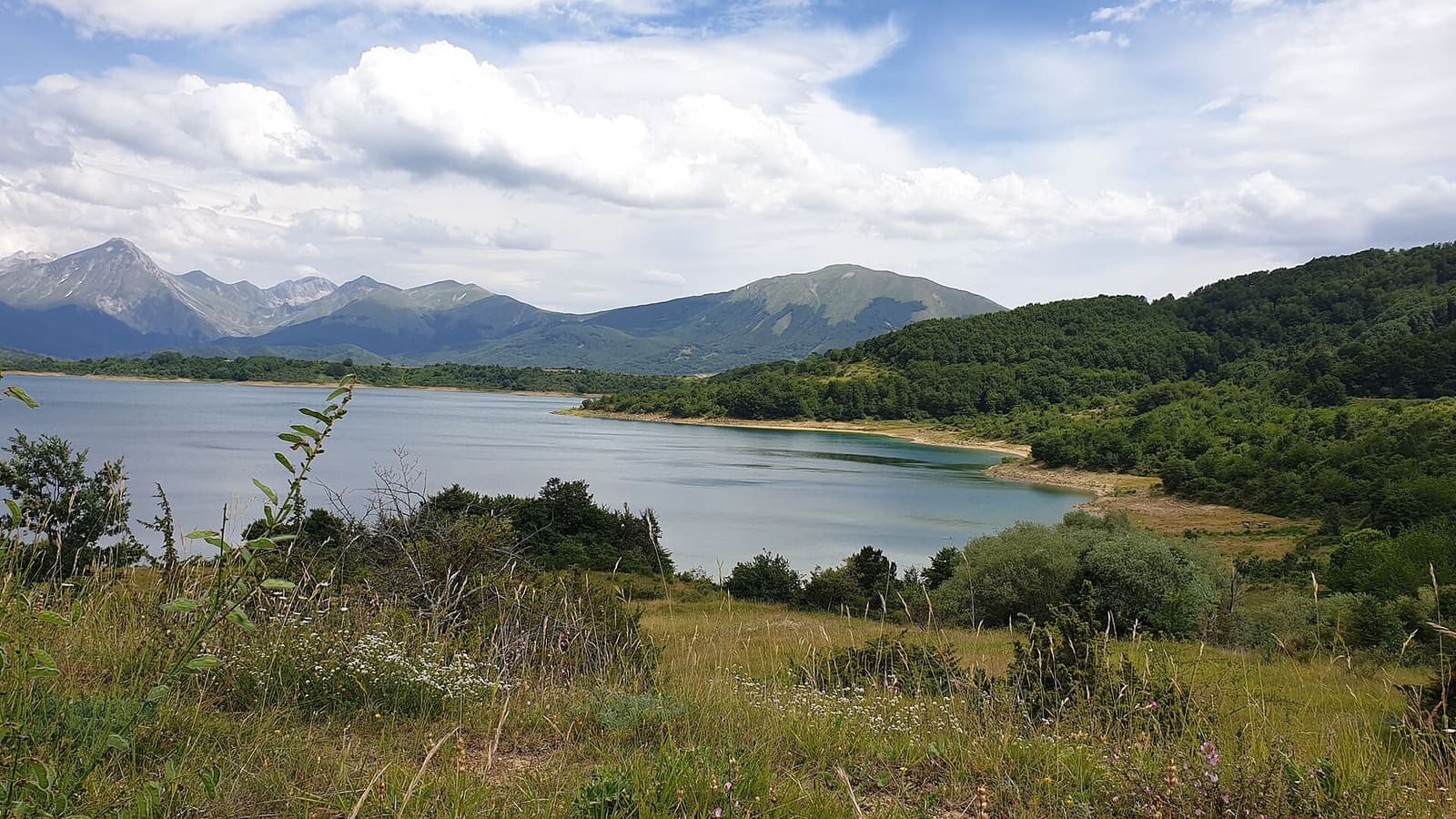 das Ufer des Lago di Campotosto im Juli 2021, mit den Bergen am Horizont