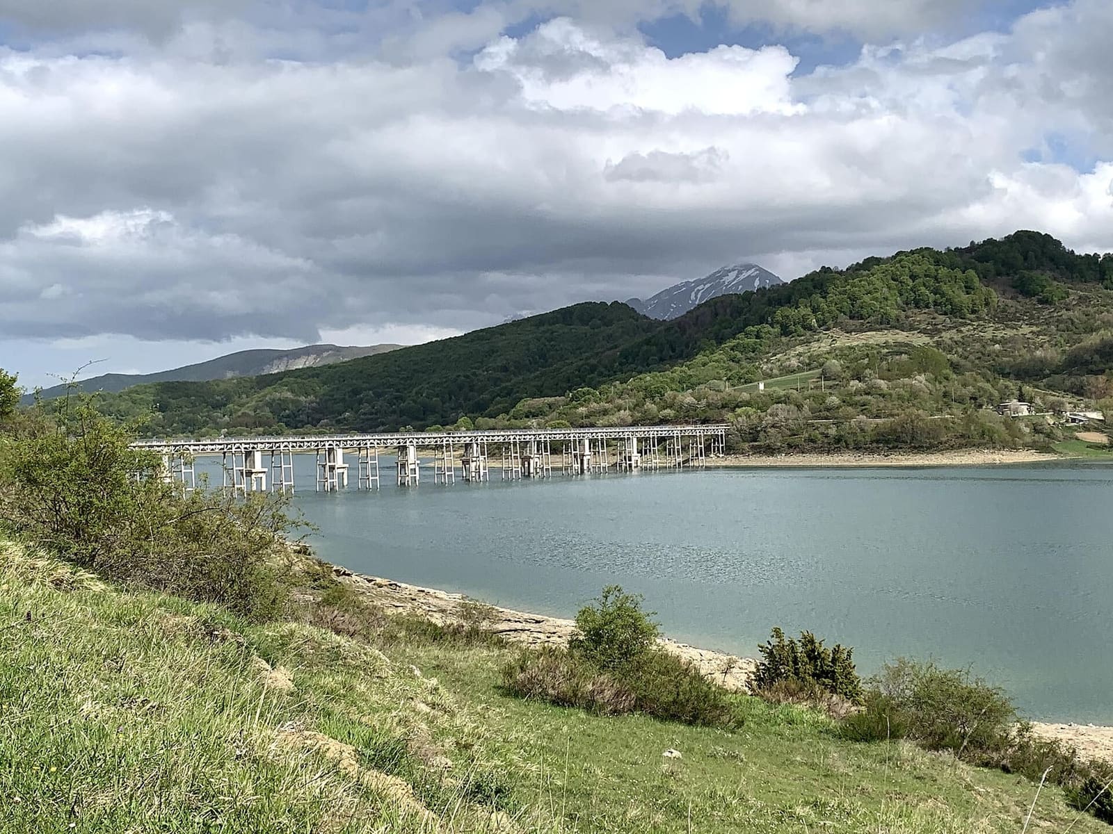 die lange Brücke, die den Lago di Campotosto überquert, im Juni 2020