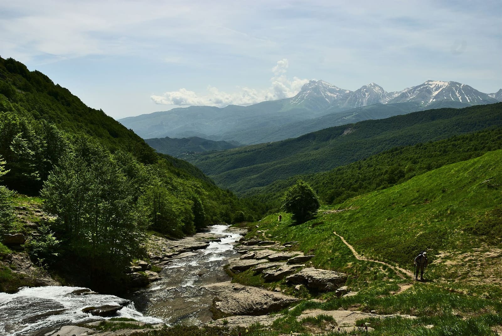 der Weg der Cento Fonti am Bach entlang, in den Monti della Laga, im Juni 2018