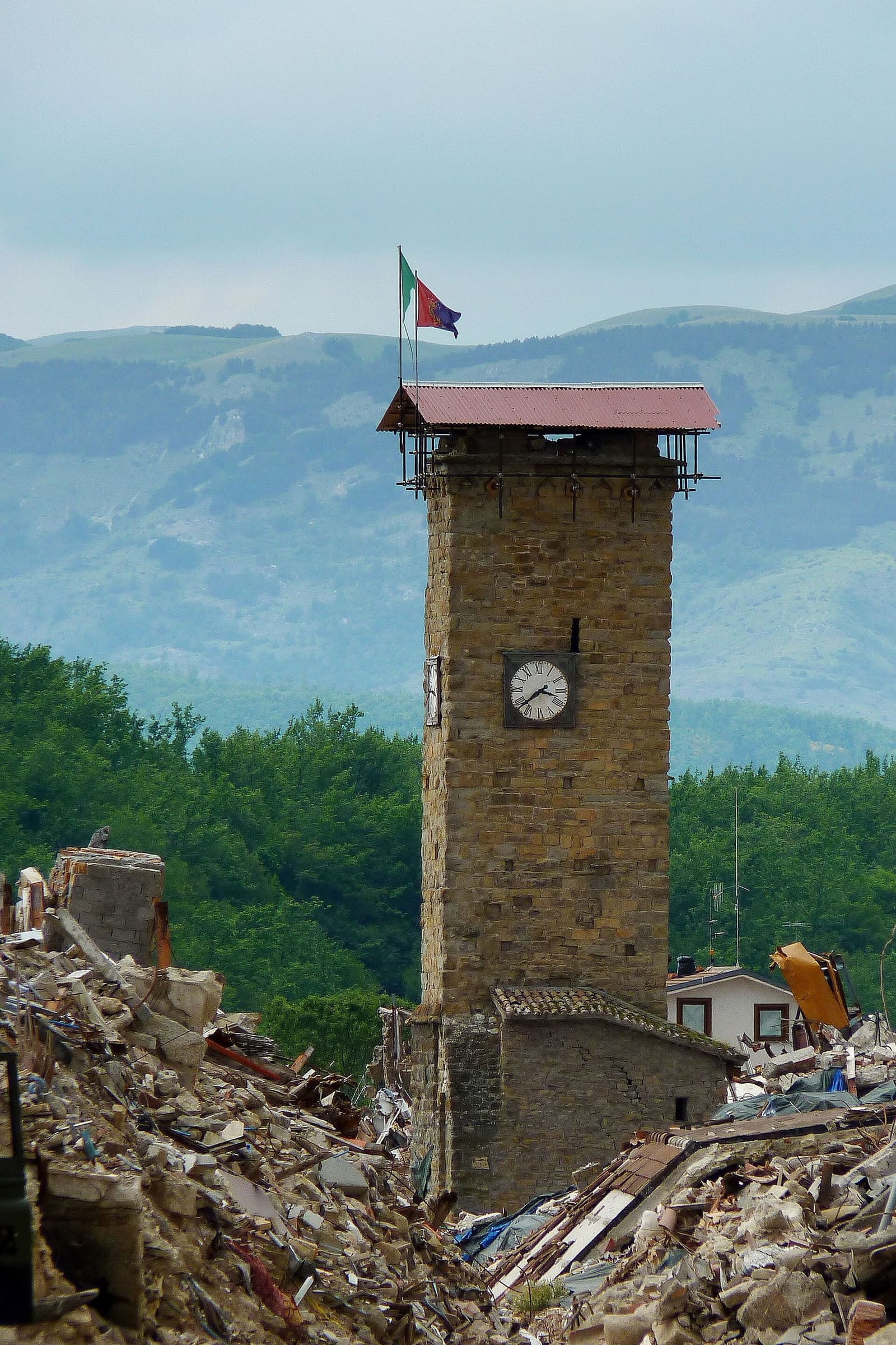 der Stadtturm im Juni 2017, zwischen den Trümmern stehen geblieben, mit der Uhr, die zur Stunde des Erdstoßes stehen geblieben ist