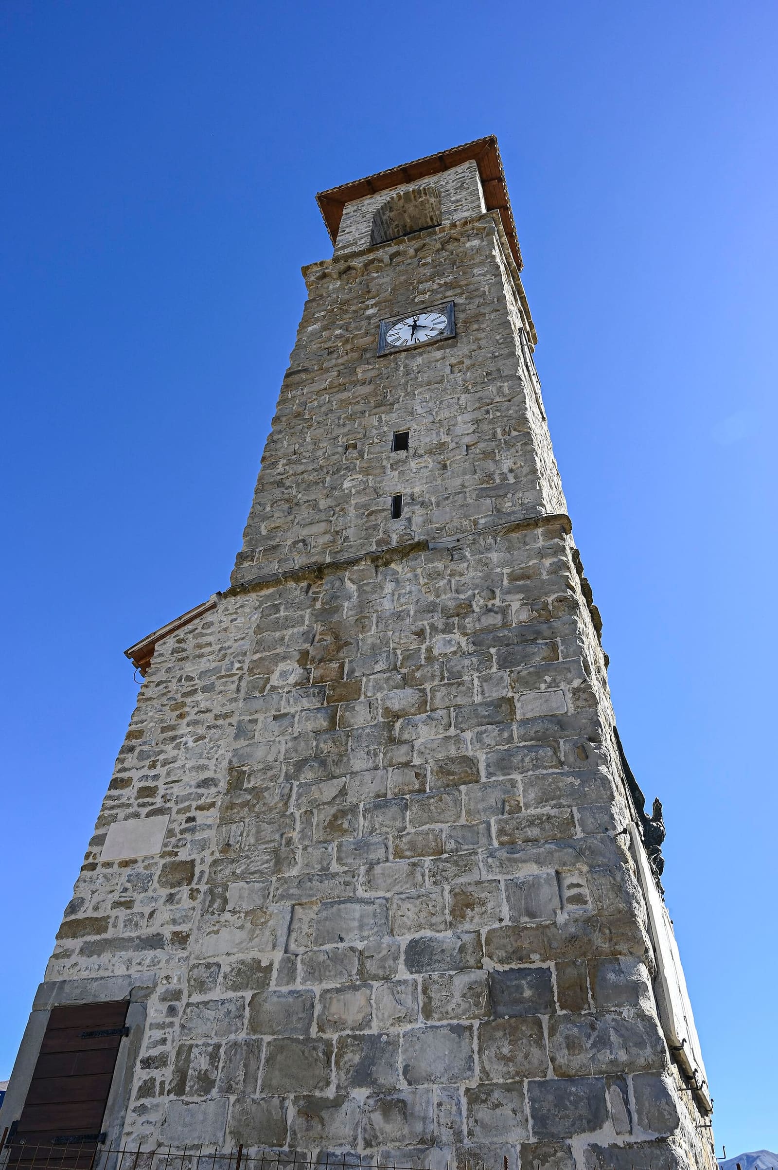 der Stadtturm von unten gesehen, nach dem Erdbeben restauriert, im September 2026