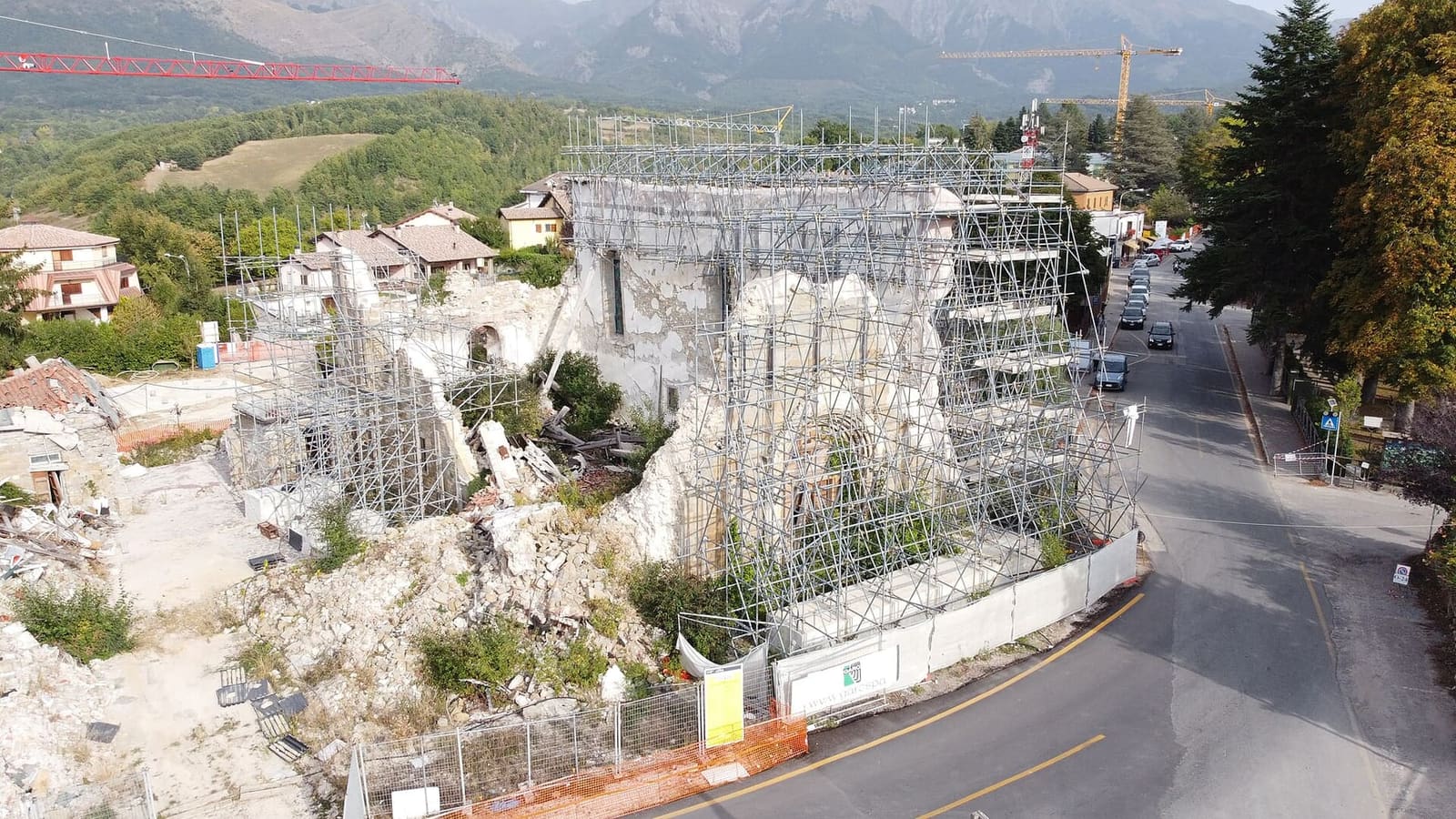 was von Sant'Agostino übrig ist, 2021, in Gerüste gehüllt, von oben über der Straße gesehen