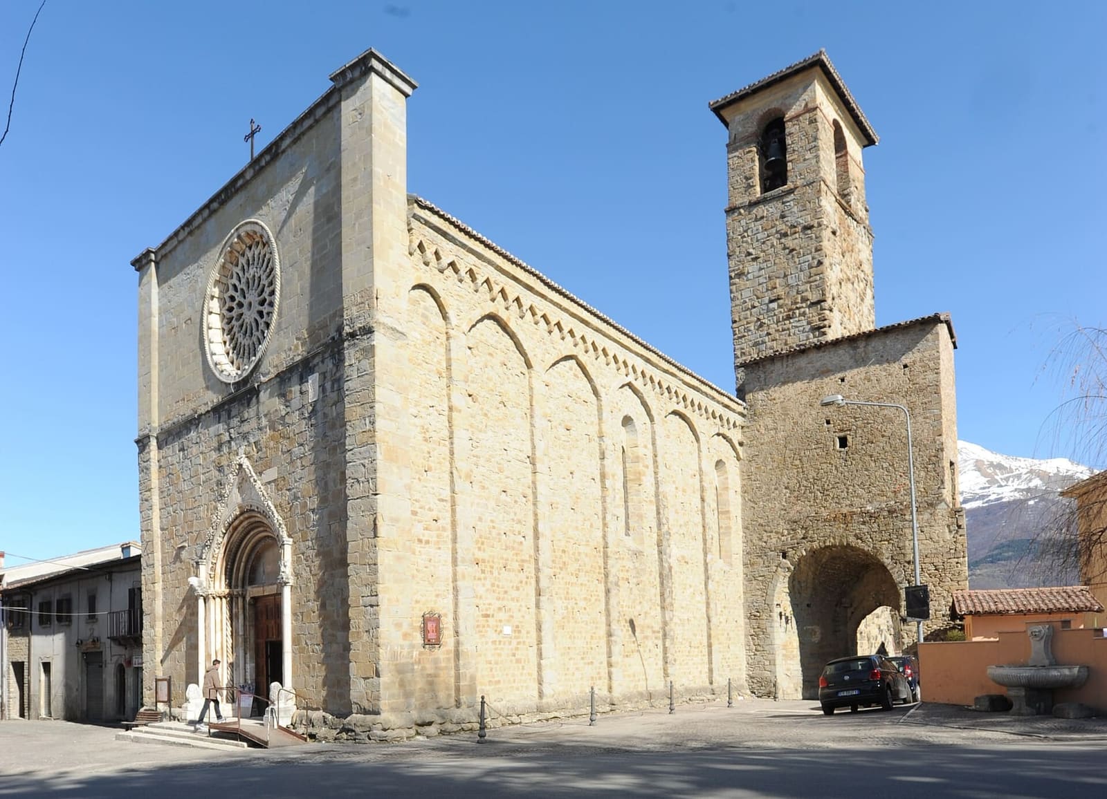 die Kirche Sant'Agostino mit dem gotischen Portal und dem Glockenturm 2012, vor dem Erdbeben