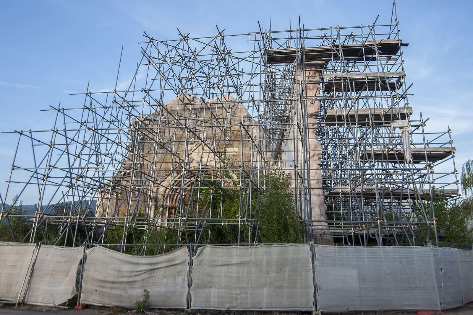 die Fassade von Sant'Agostino in den Gerüsten der Baustelle im September 2023