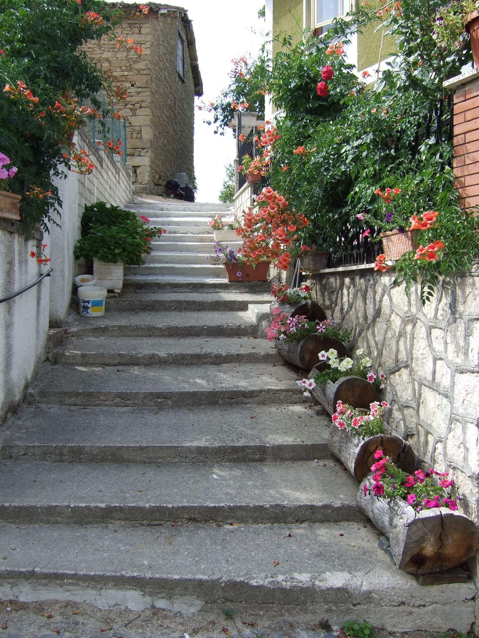 eine blühende Treppengasse im Ortsteil Nommisci, im September 2008