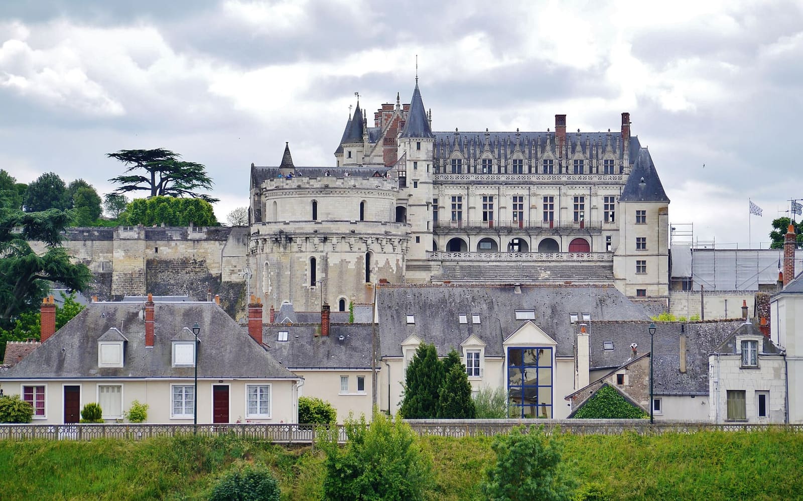 the château and the old town seen from the north bank of the Loire
