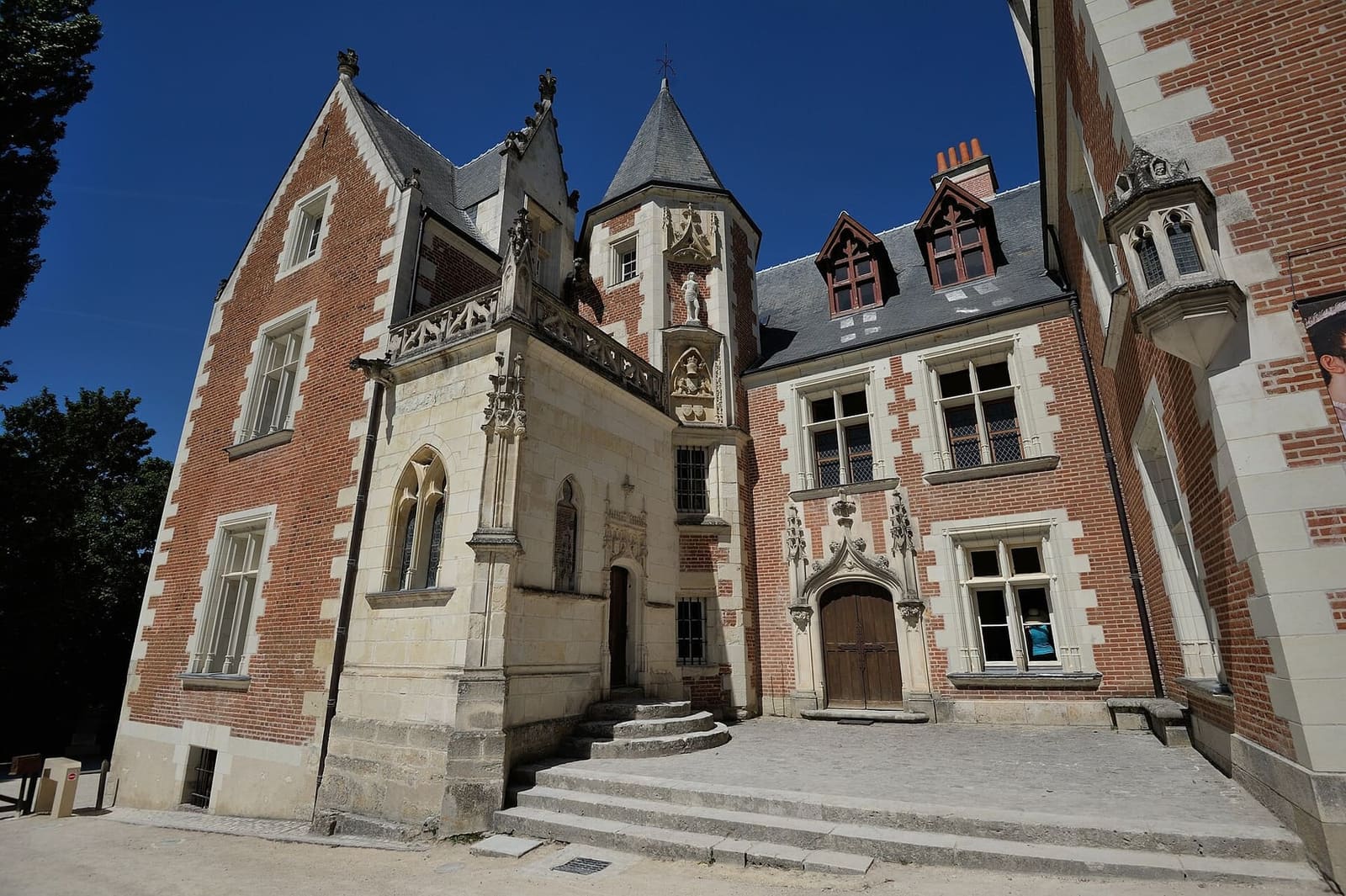 the Clos Lucé manor, in red brick and white stone