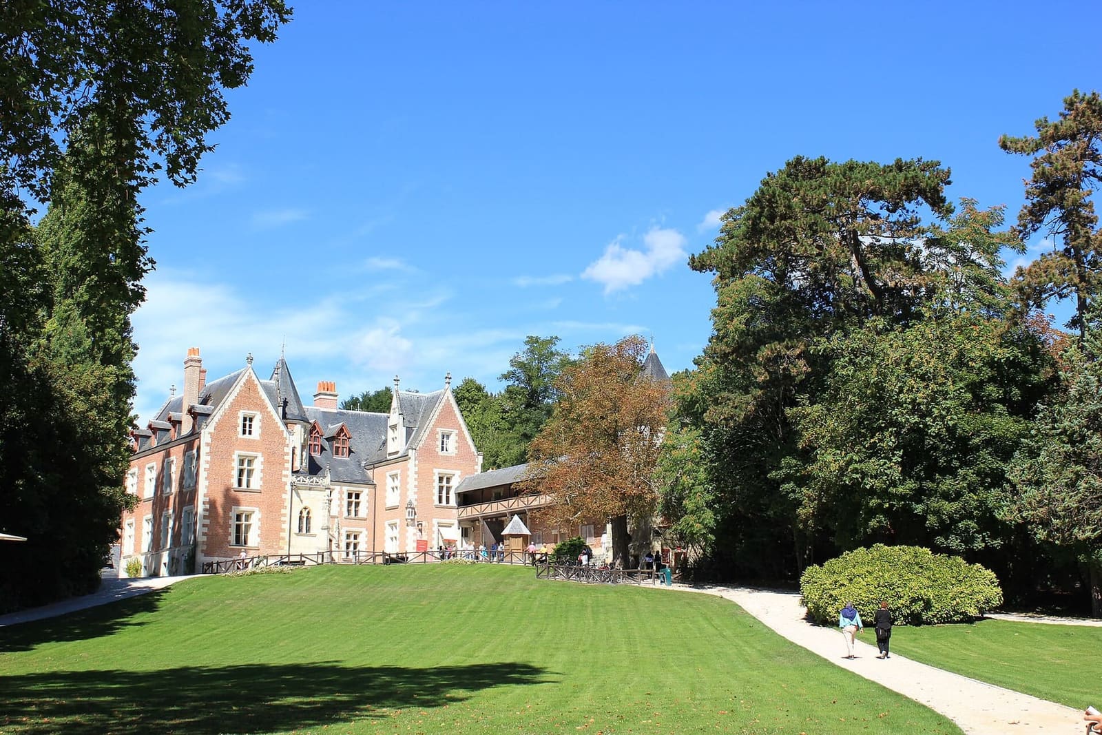 the Clos Lucé at the end of the park lawn