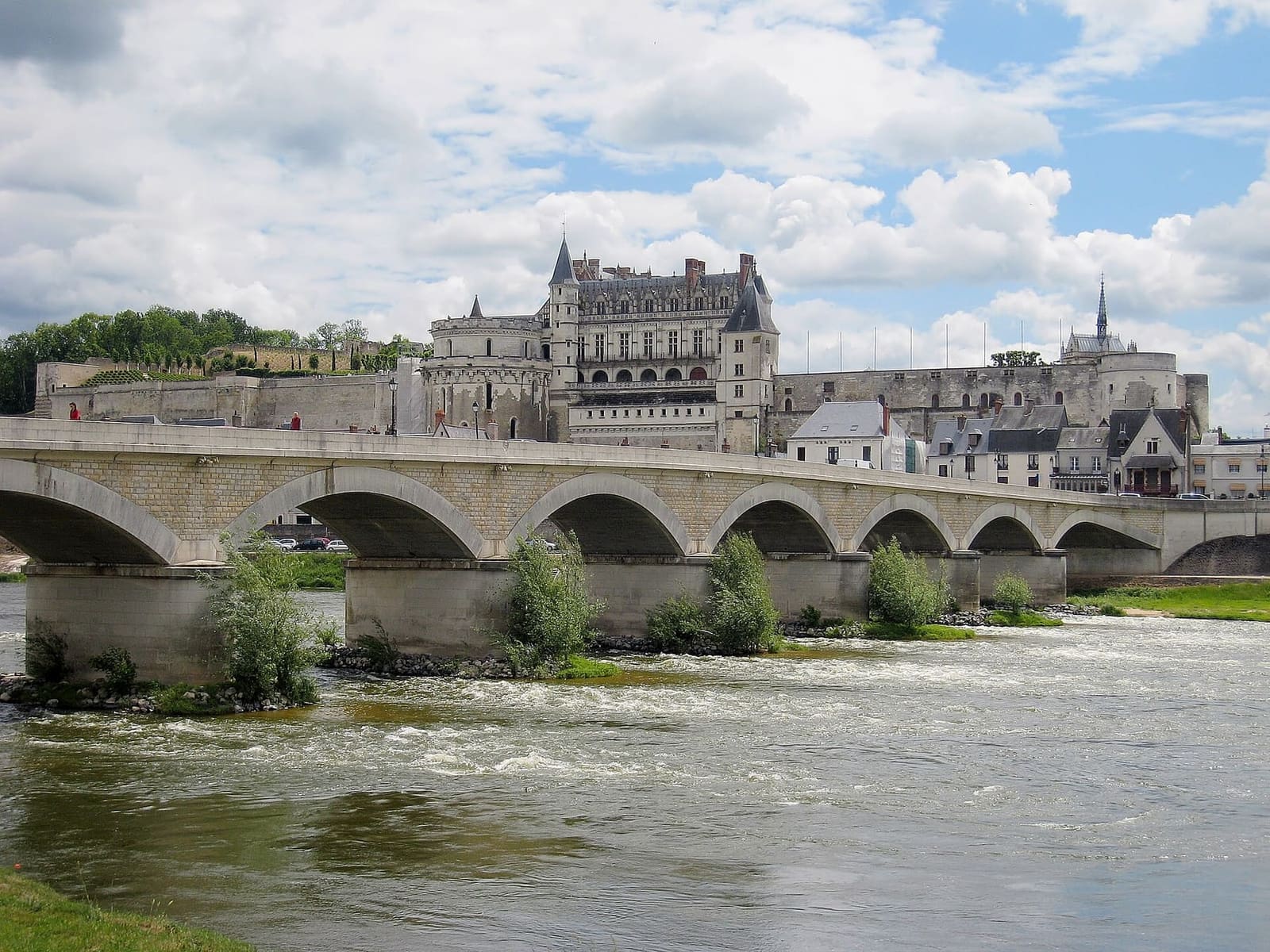 the Maréchal-Leclerc bridge over the Loire, with the château behind