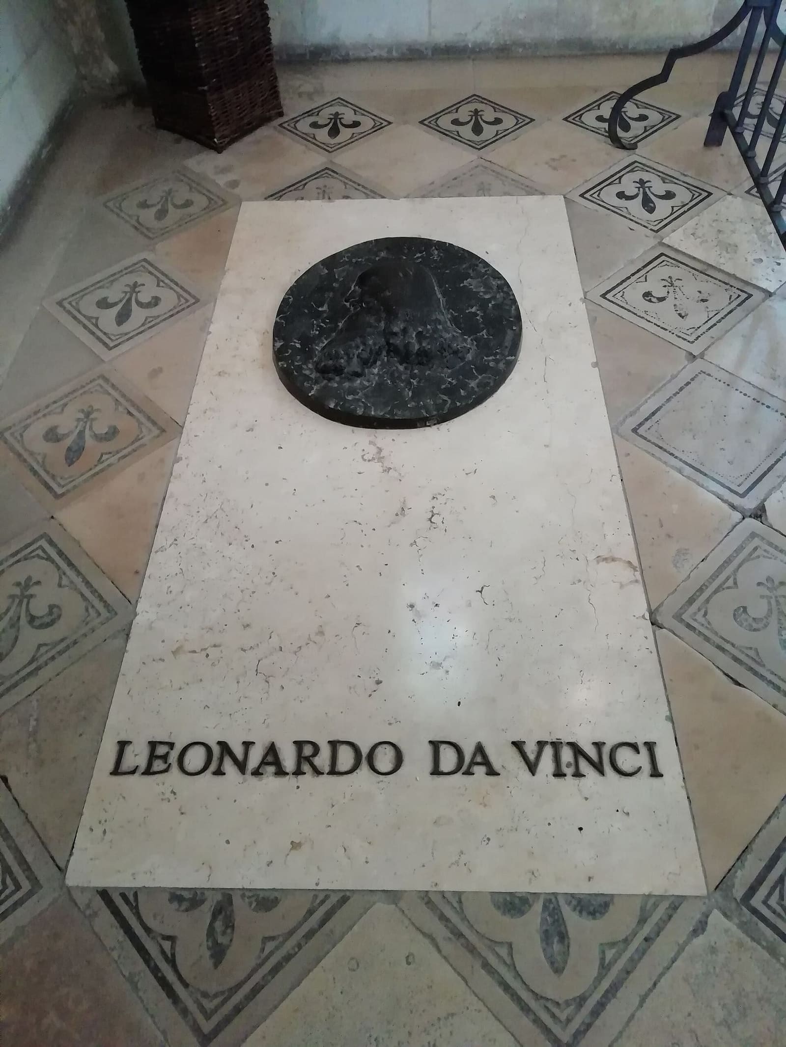 the tombstone of Leonardo da Vinci in the Chapelle Saint-Hubert