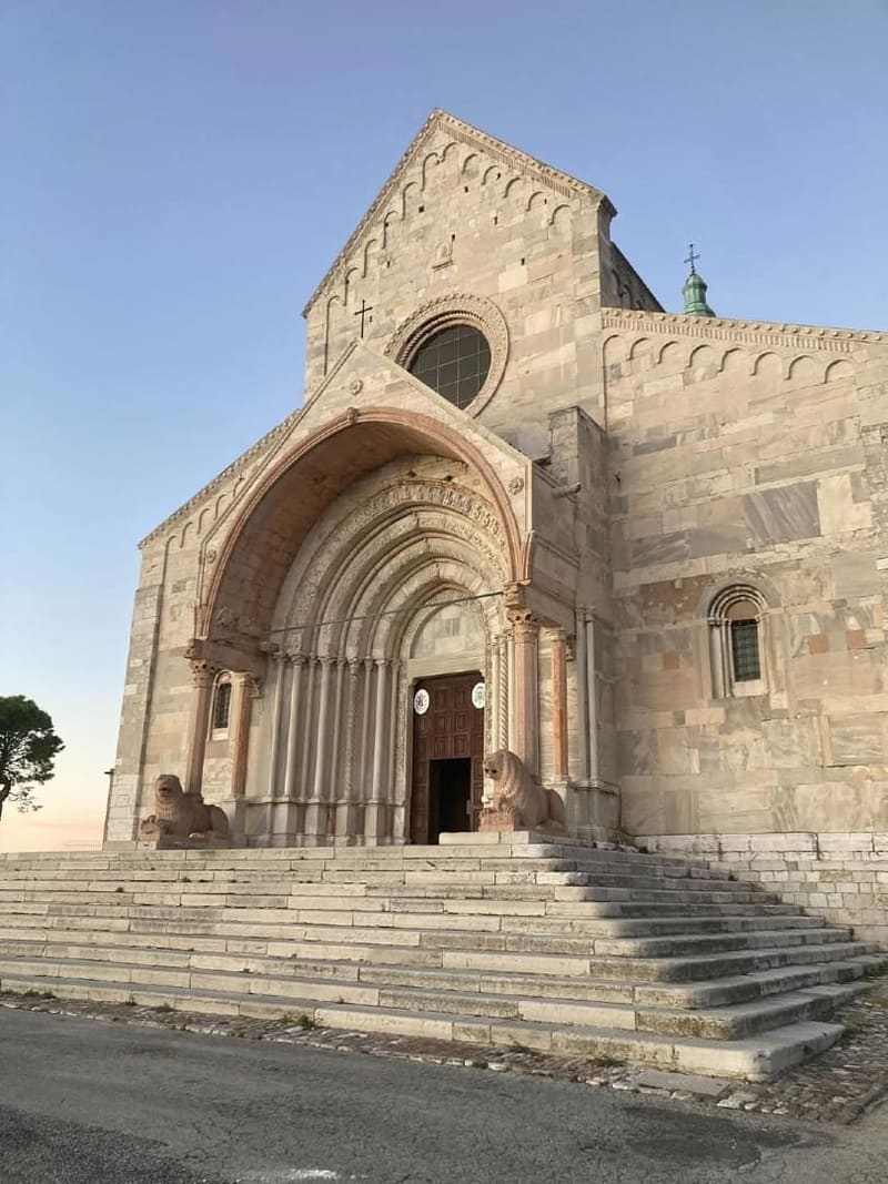 la facciata del Duomo di San Ciriaco, con il protiro sui leoni di pietra e la scalinata
