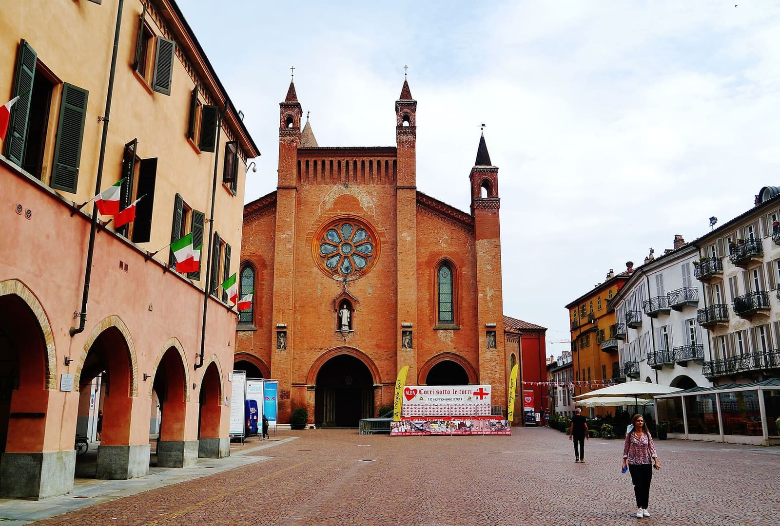 the cathedral of San Lorenzo at the end of Piazza Risorgimento, between the arcades