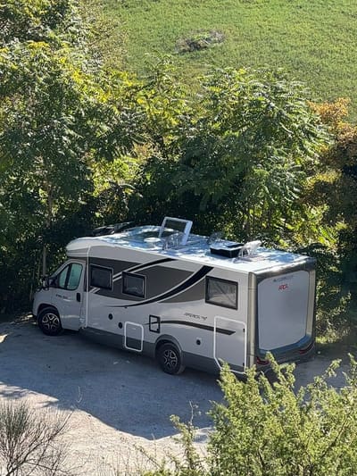 il camper fermo in uno slargo della strada bianca, con i campi intorno