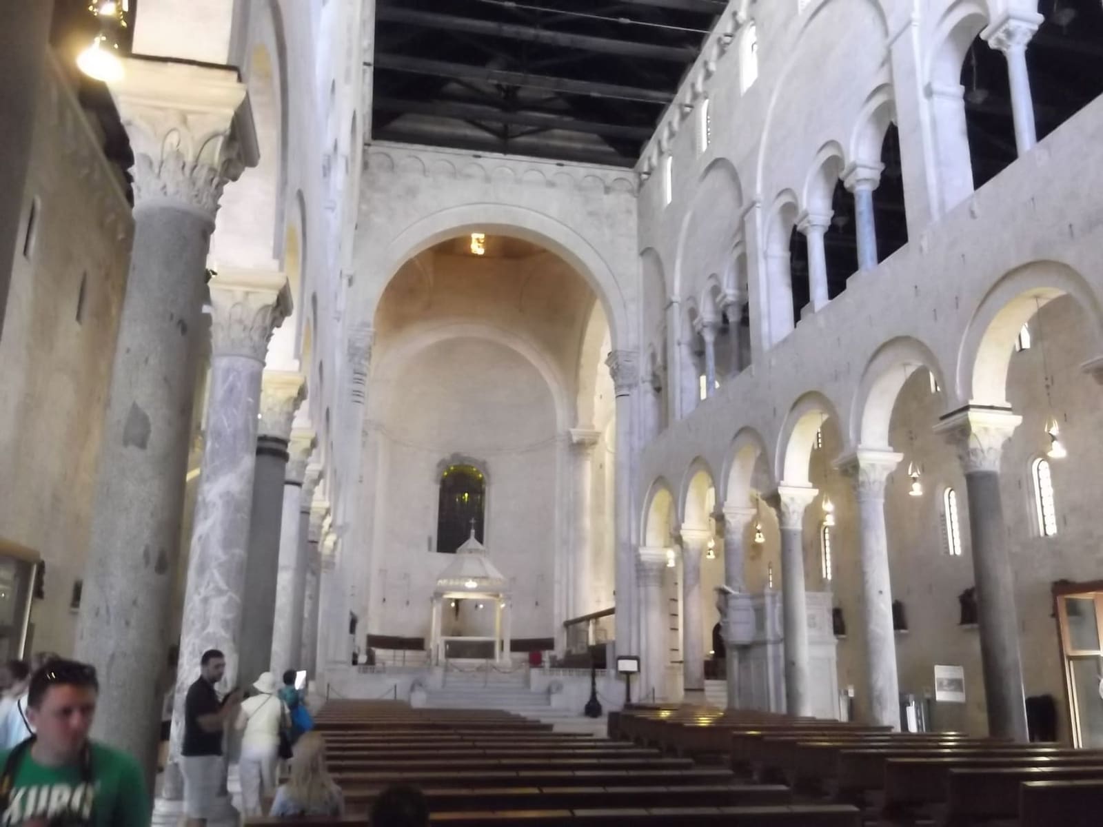 la navata della cattedrale di San Sabino, con le colonne e le arcate